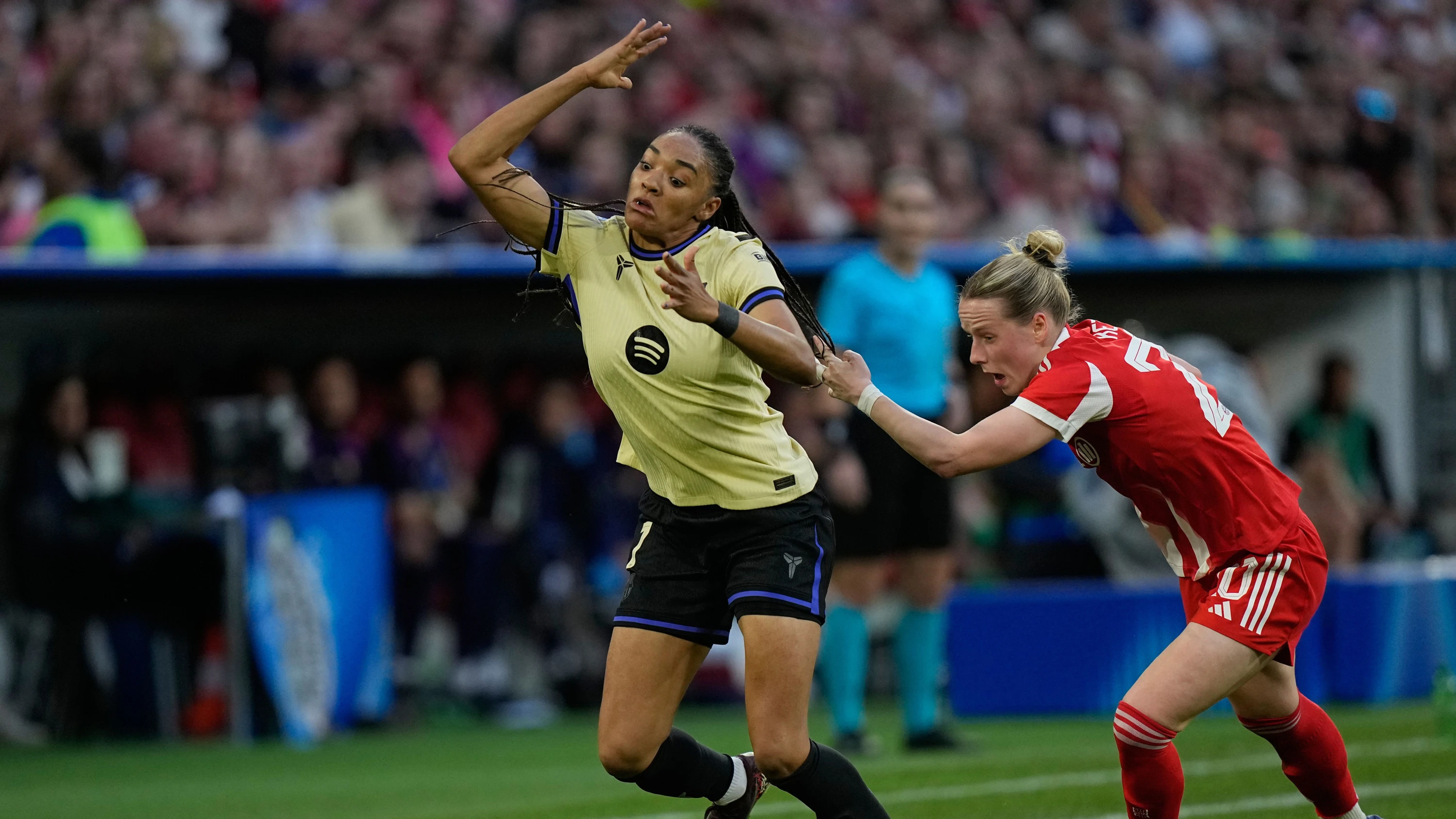 nach Rot für Kett: Zopf-Debatte im Frauenfußball