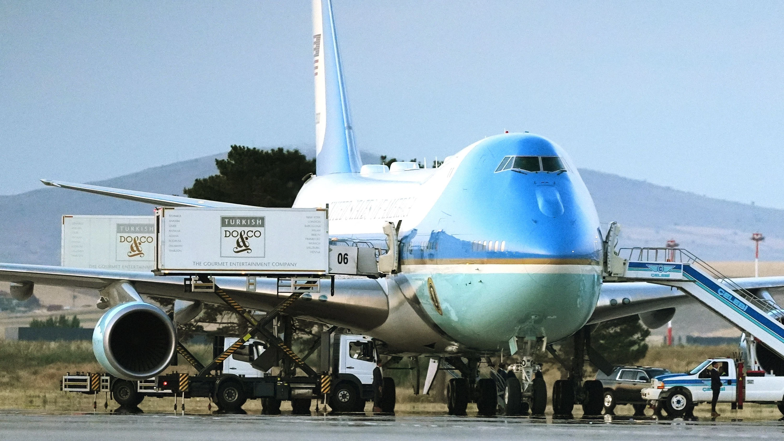Nach NATO-Gipfel: Trump offenbar heimlich im Catering-Container aus Air Force One geschleust