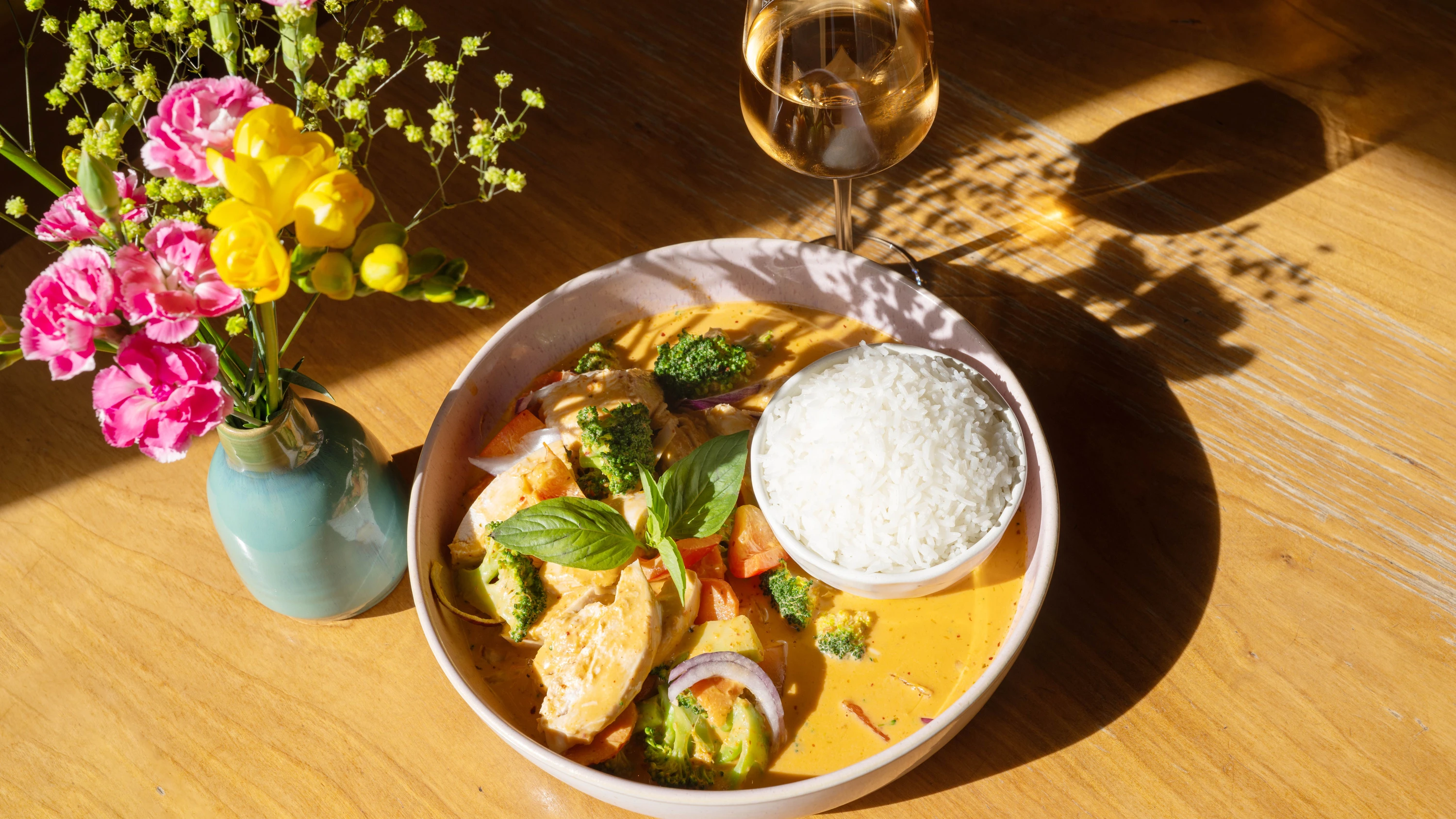 Aromatisch und leicht scharf: „Ga Cari Do“ heißt das hausgemachte rote Curry mit gegrilltem Hühnchen, Kokosmilch, Kirschtomaten, Wok-Gemüse und Basilikum. - Wonge Bergmann