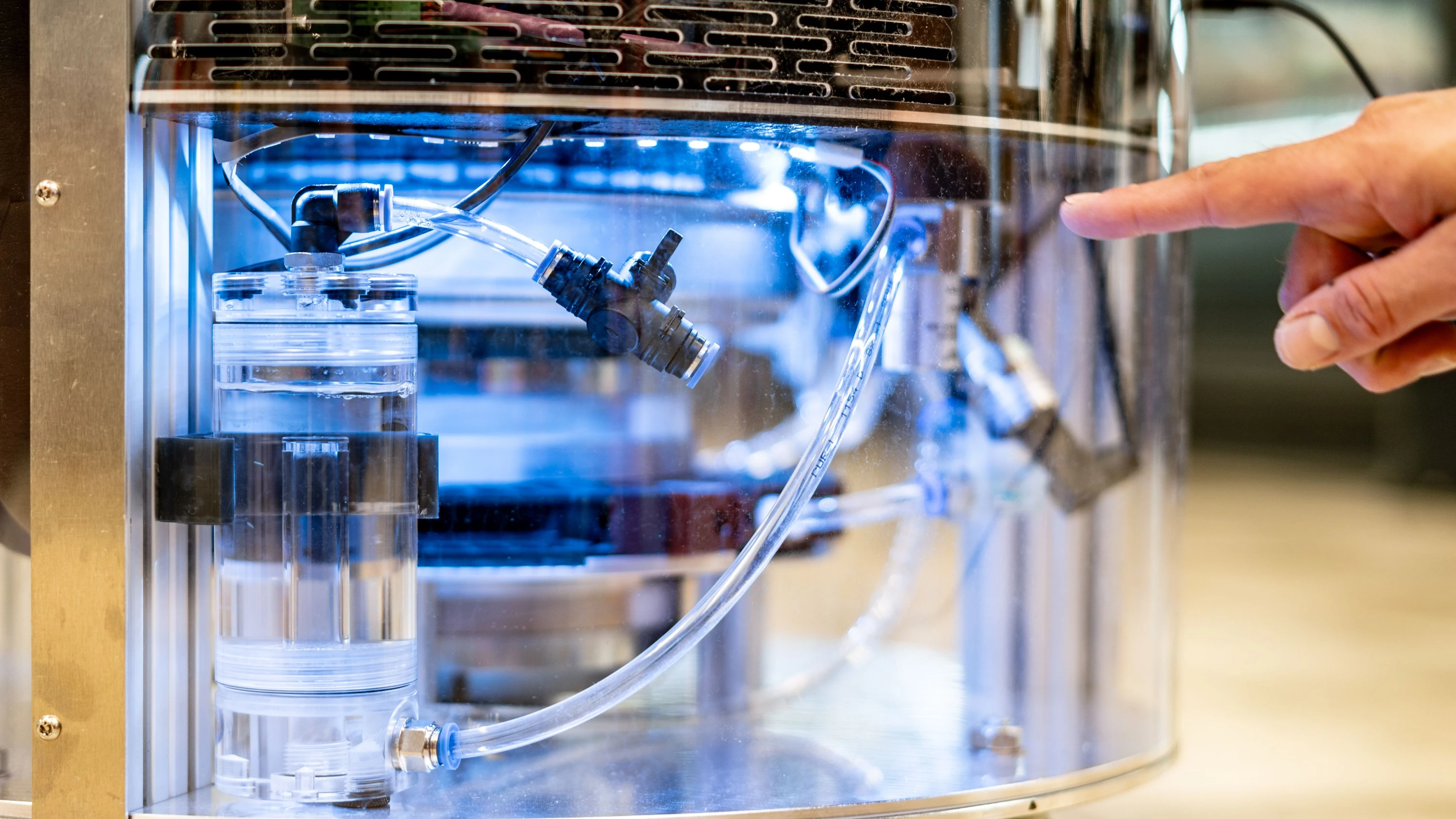 Ein Kühlschrank, der ohne schädliche Kältemittel auskommt: In Zukunft könnte die magnetokalorische Kühlung auch Klimaanlagen effizienter machen. - Jülich