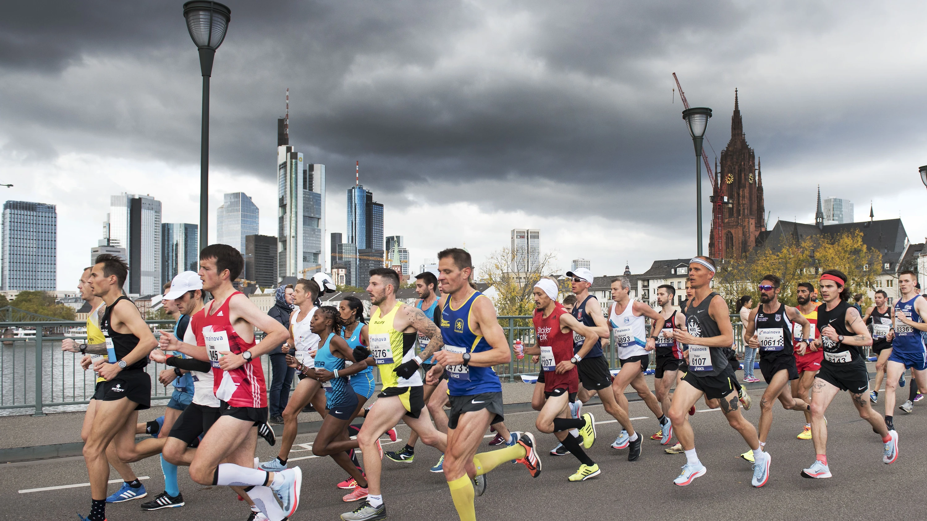 Es müssen keine dunklen Wolken sein: Die Stadt muss über die Vergabe des Marathon entscheiden. - Wonge Bergmann