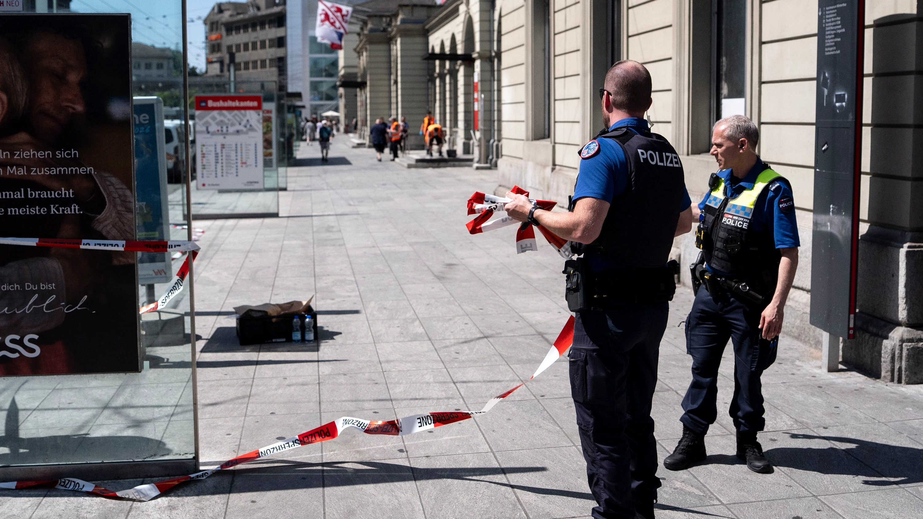 Polizisten am Donnerstag am Bahnhof in Winterthur - EPA