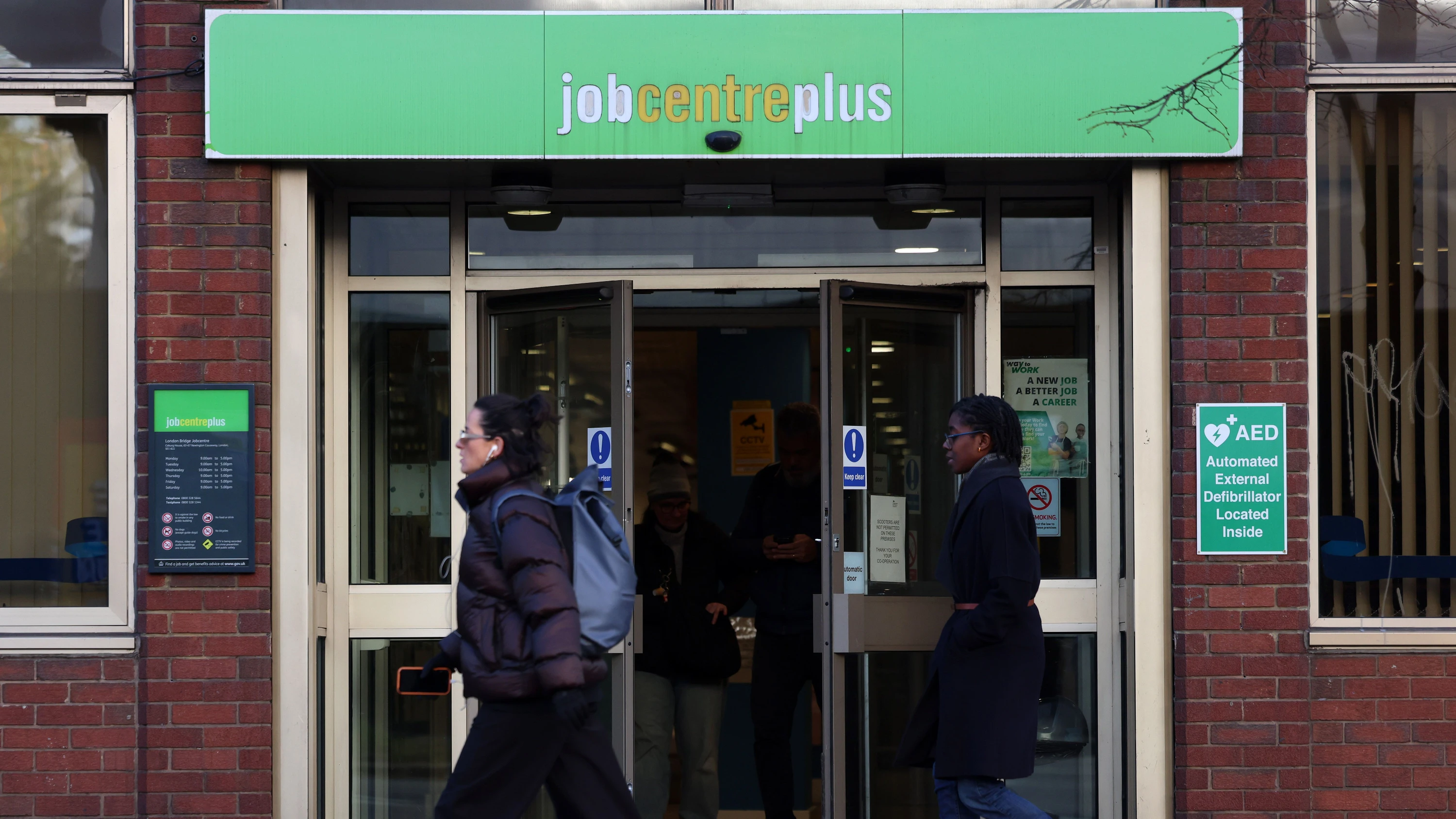 Fußgänger in London laufen an einem Gebäude der britischen Arbeitsagentur „Jobcentreplus“ vorbei. - EPA