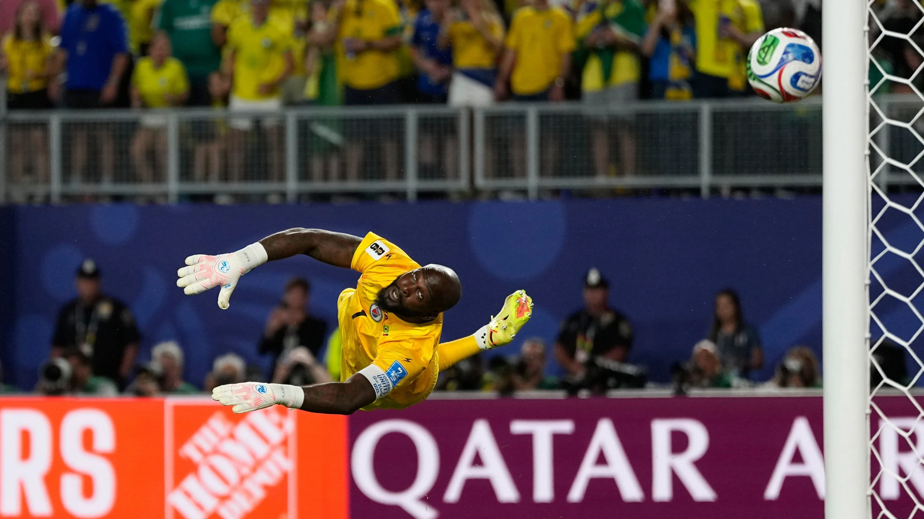 Der haitianische Torhüter Johny Placide streckt sich nach dem Ball. - dpa