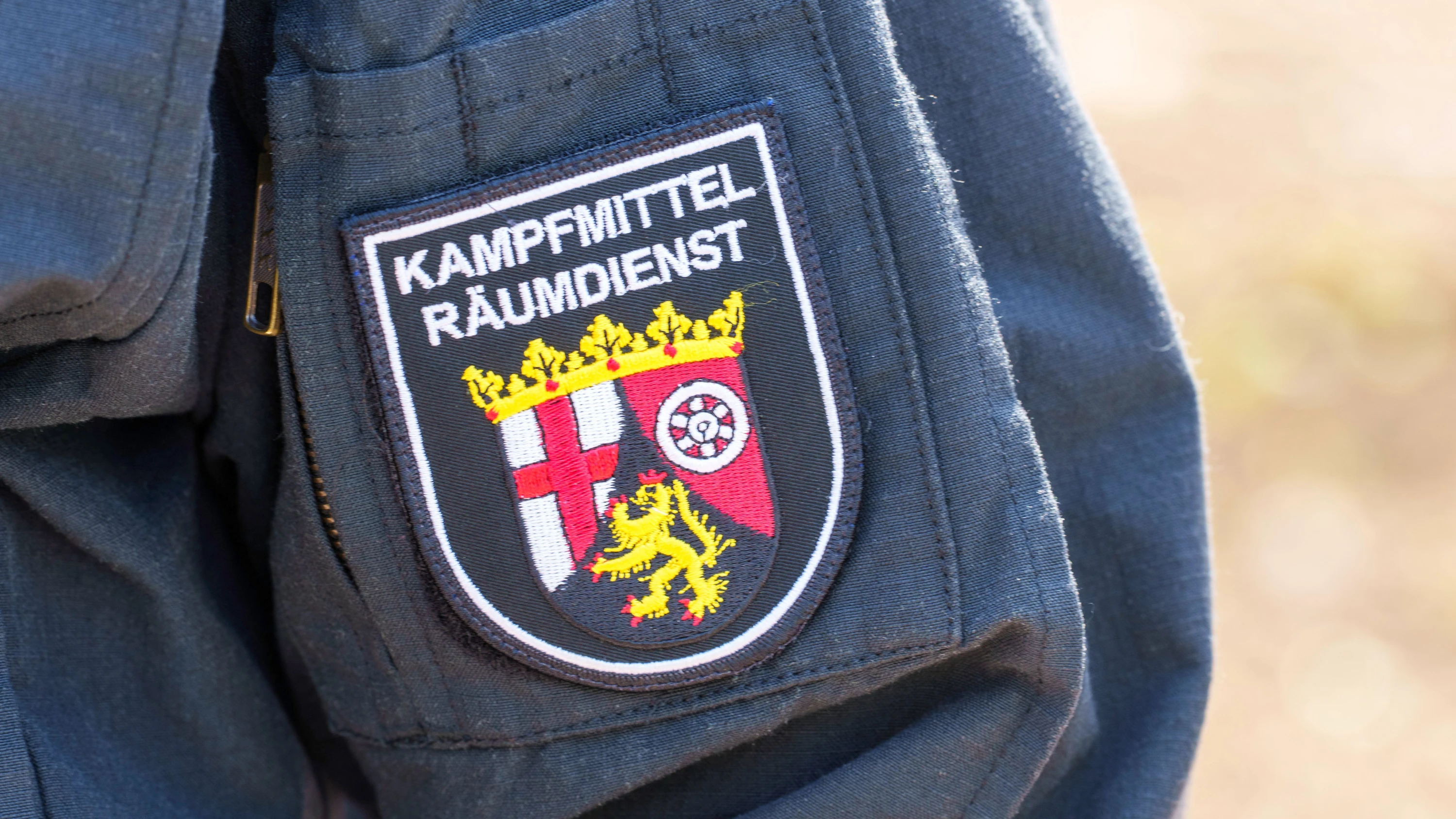 Einsatzbereit: Mitarbeiter des Kampfmittelräumdienstes Rheinland-Pfalz haben eine bei Bauarbeiten in Mainz entdeckte 250-Kilogramm-Bombe entschärft. - dpa