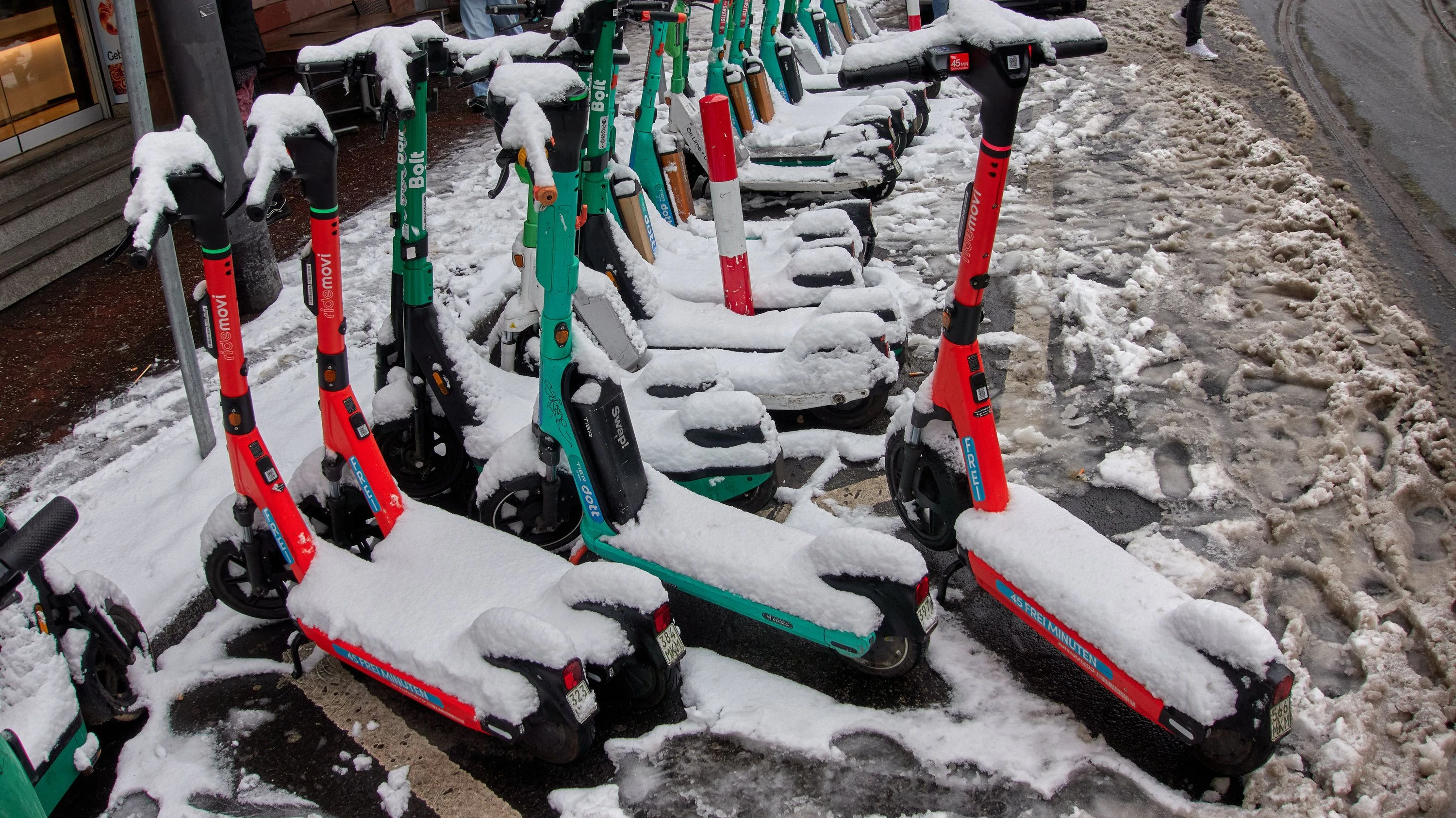 Streit um Elektroroller: Lizenzen für E-Scooter allein reichen nicht