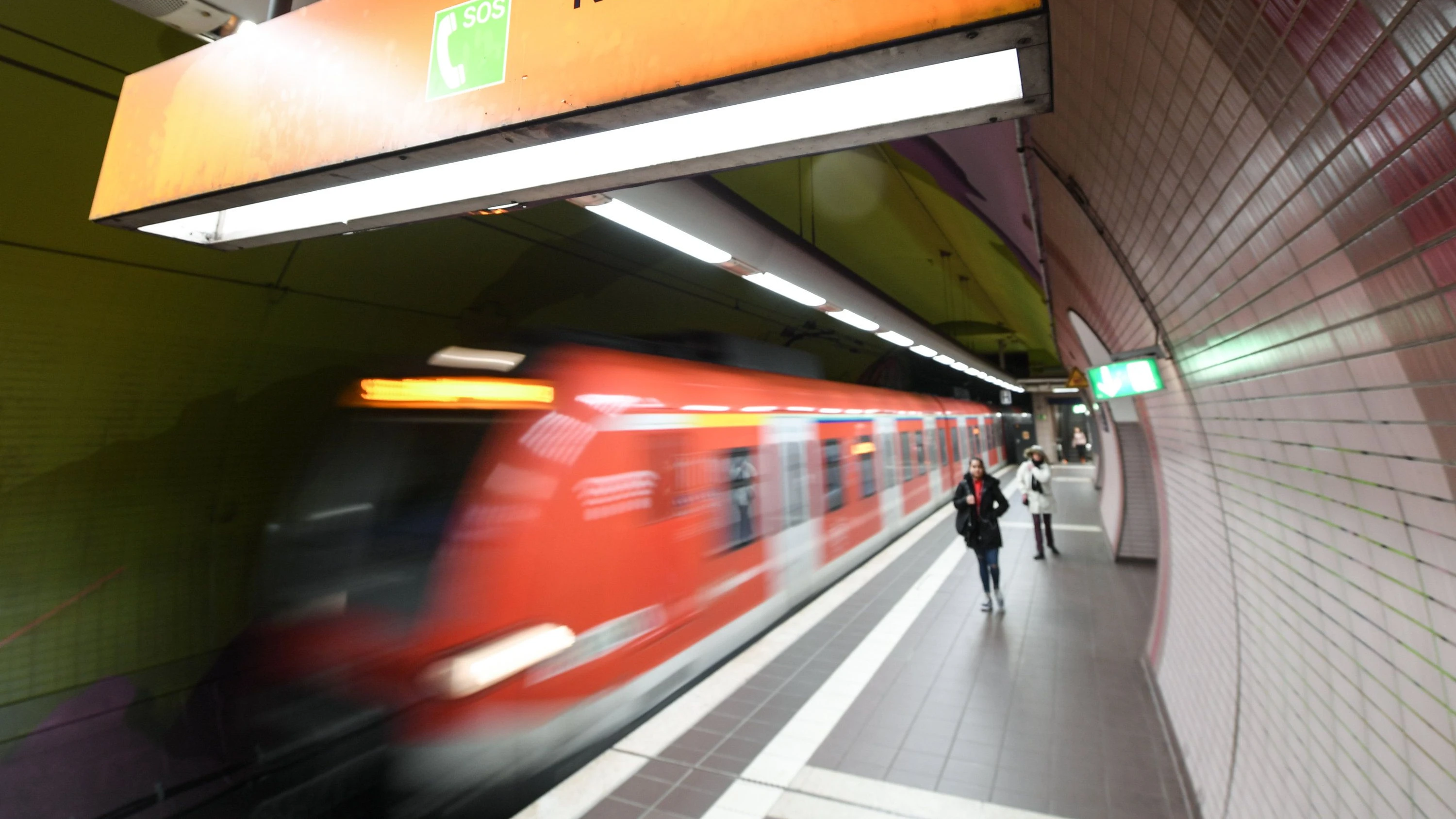In der Ersten Klasse: Kontrolleure in S-Bahn bedroht und geschlagen In der Ersten Klasse: Kontrolleure in S-Bahn bedroht und geschlagen