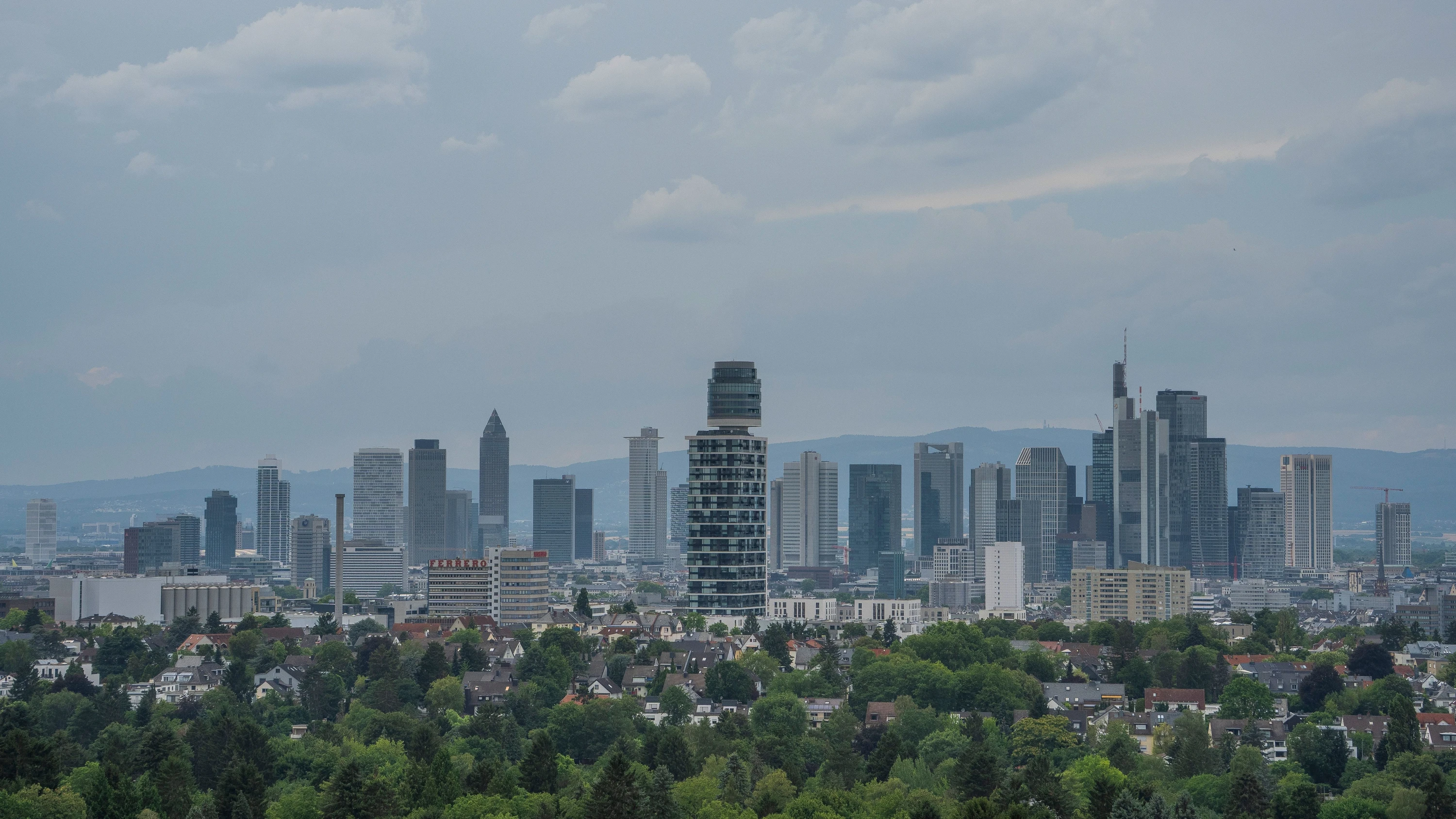Kommende Woche werden wieder mehr Wolken erwartet: Über der Frankfurter Skyline zeigt sich ein diesiger Himmel. (Archivbild) - dpa