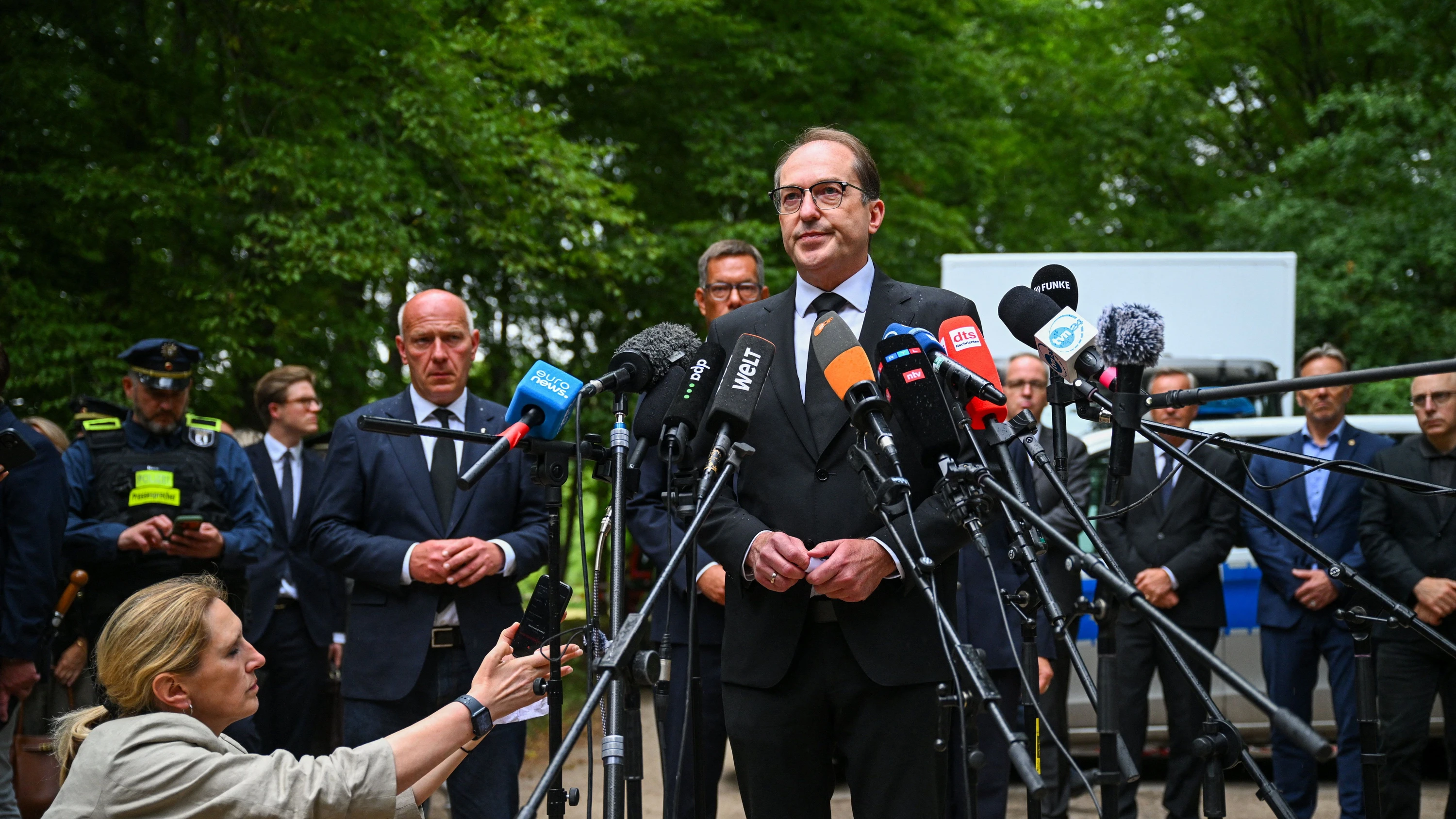 Angriff auf CSD in Berlin: Dobrindt bestätigt: Berliner Attentäter ging wohl mit Machete auf Passanten los Angriff auf CSD in Berlin: Dobrindt bestätigt: Berliner Attentäter ging wohl mit Machete auf Passanten los