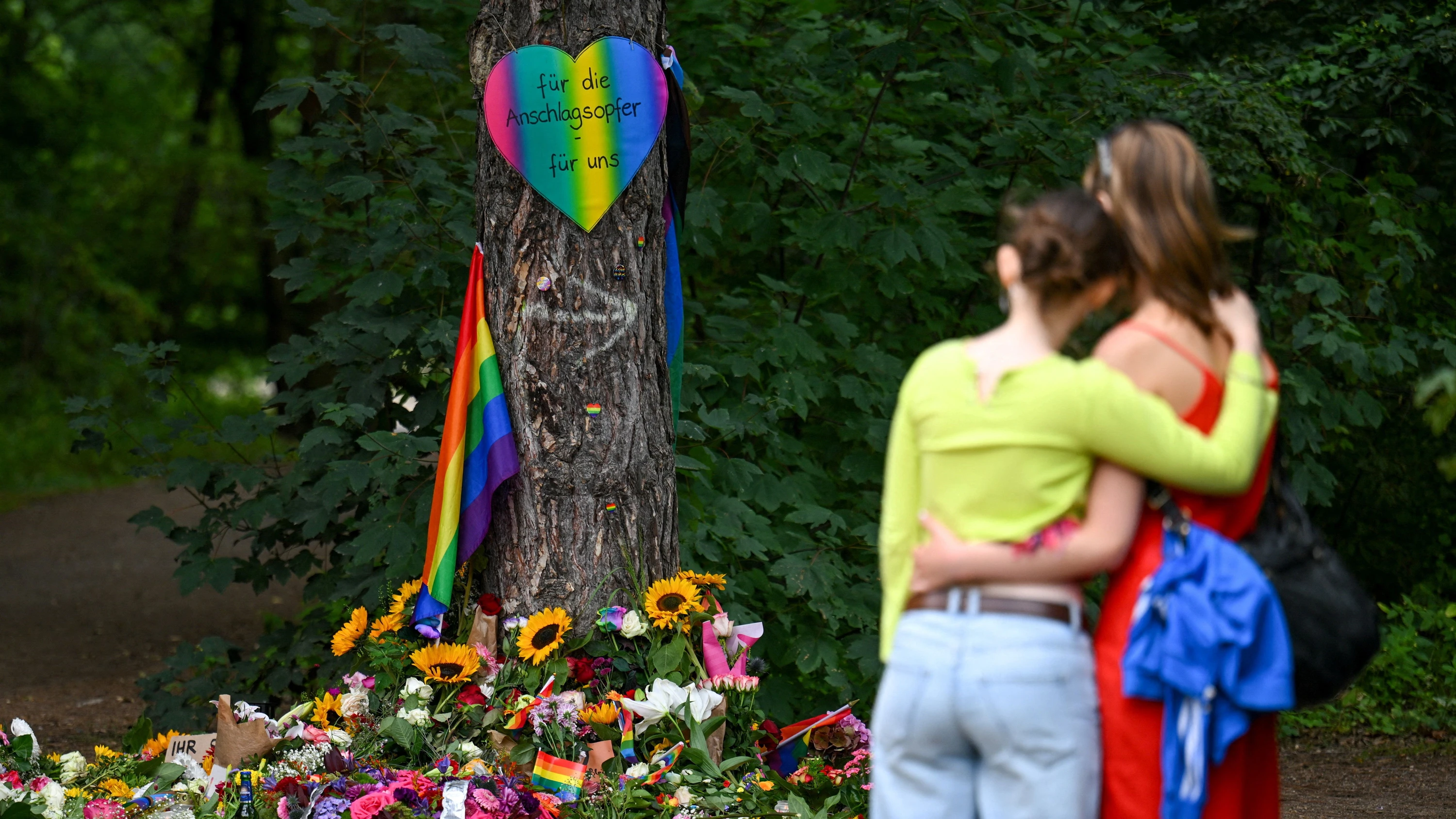 Menschen gedenken der Opfer des Anschlags auf den CSD im Tiergarten in Berlin. - Reuters