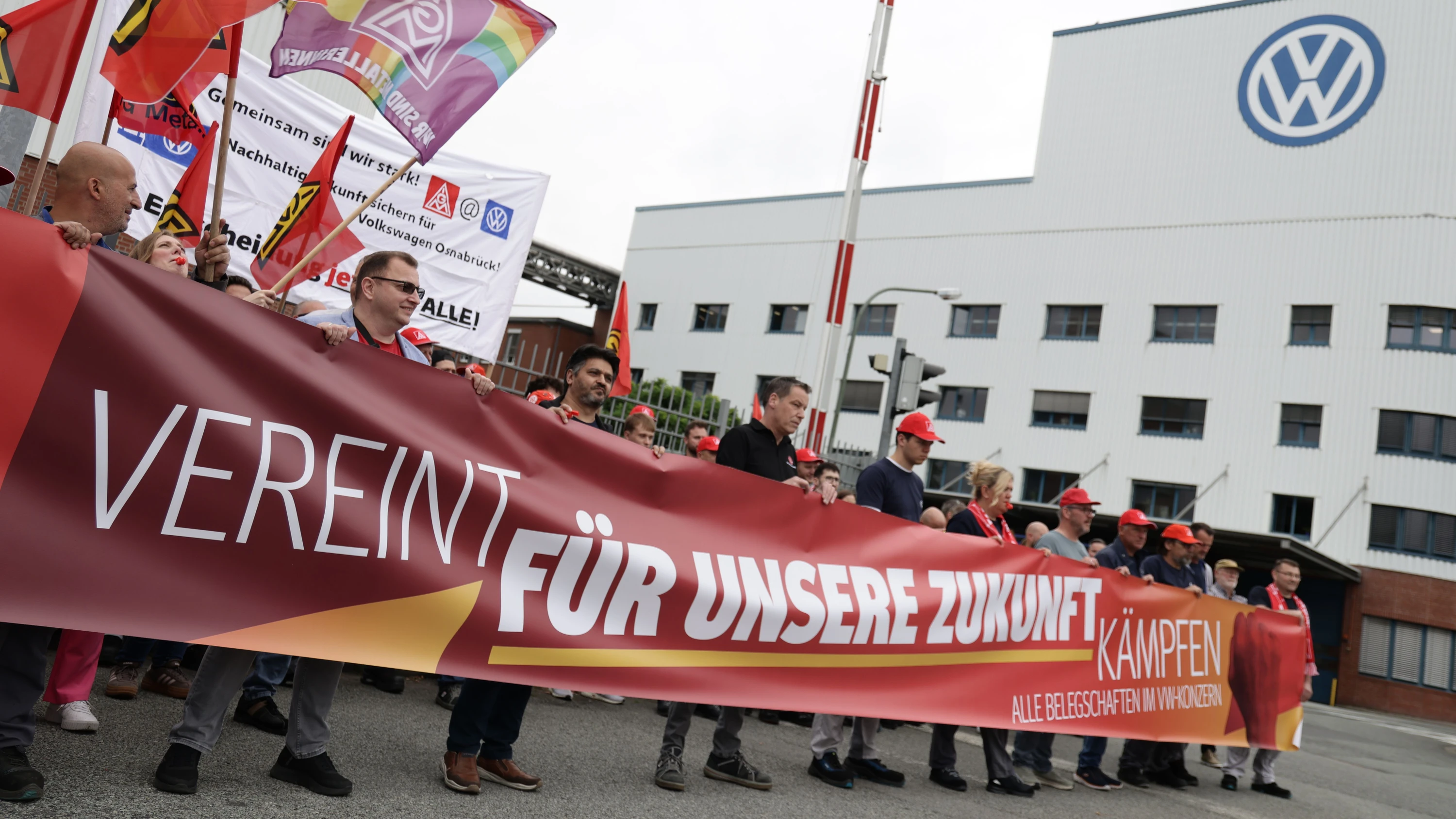 Widerstand gegen Einschnitte: Protest der IG Metall vor dem Volkswagen-Werk in Osnabrück am Donnerstag. - dpa