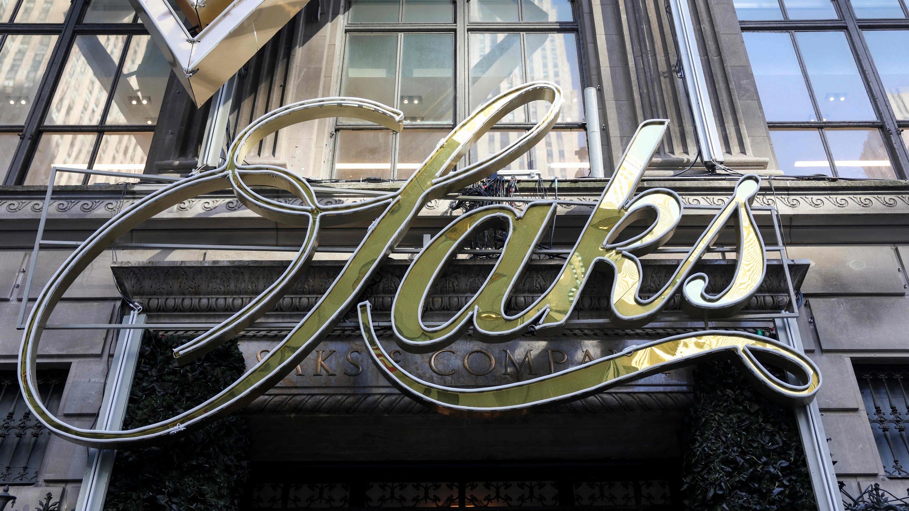 US-Luxushändler: Die Gruppe von Saks Fifth Avenue rutscht in die Insolvenz