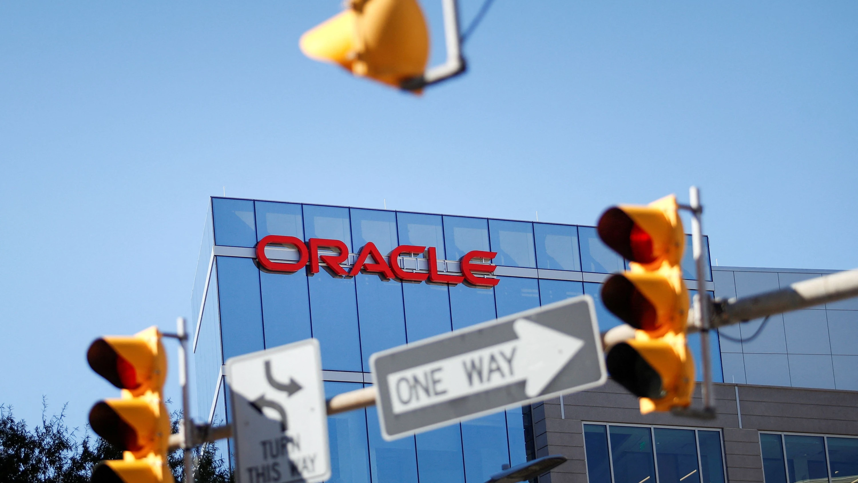 Stellenabbau bei Oracle: In der Technologiebranche wächst die Sorge vor Arbeitsplatzverlusten durch den Vormarsch der KI. - Reuters