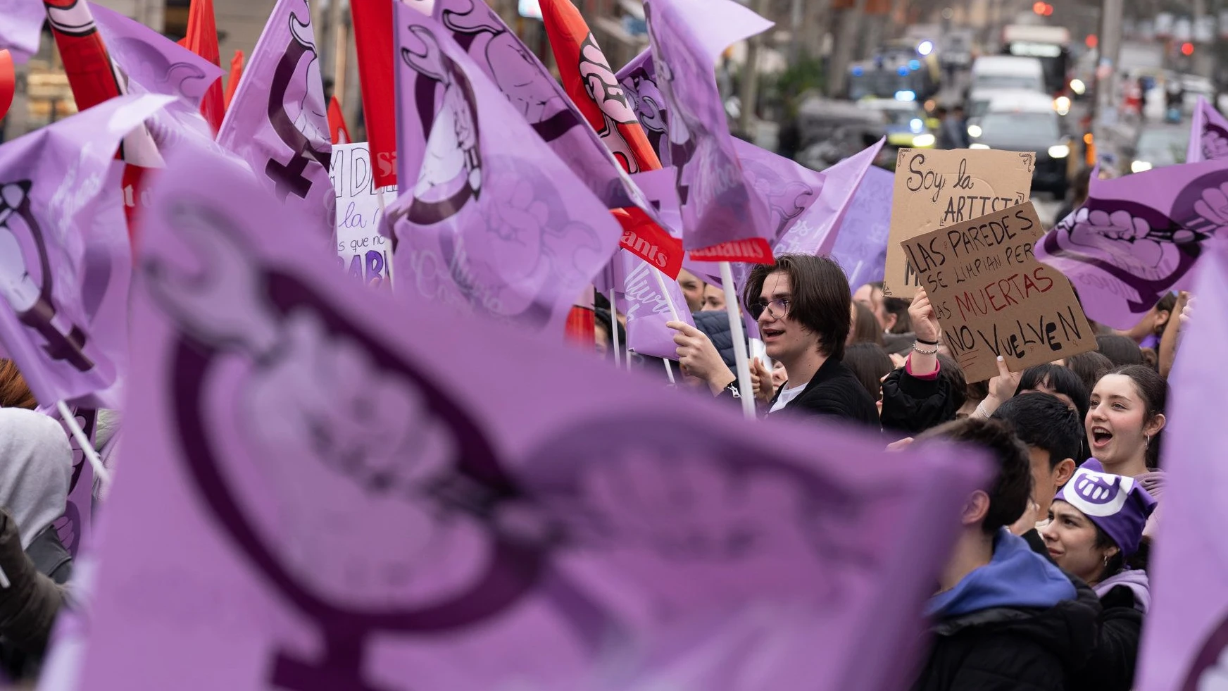 Männer und Frauen auf der Straße: Demonstration in Barcelona anlässlich des Weltfrauentages - dpa