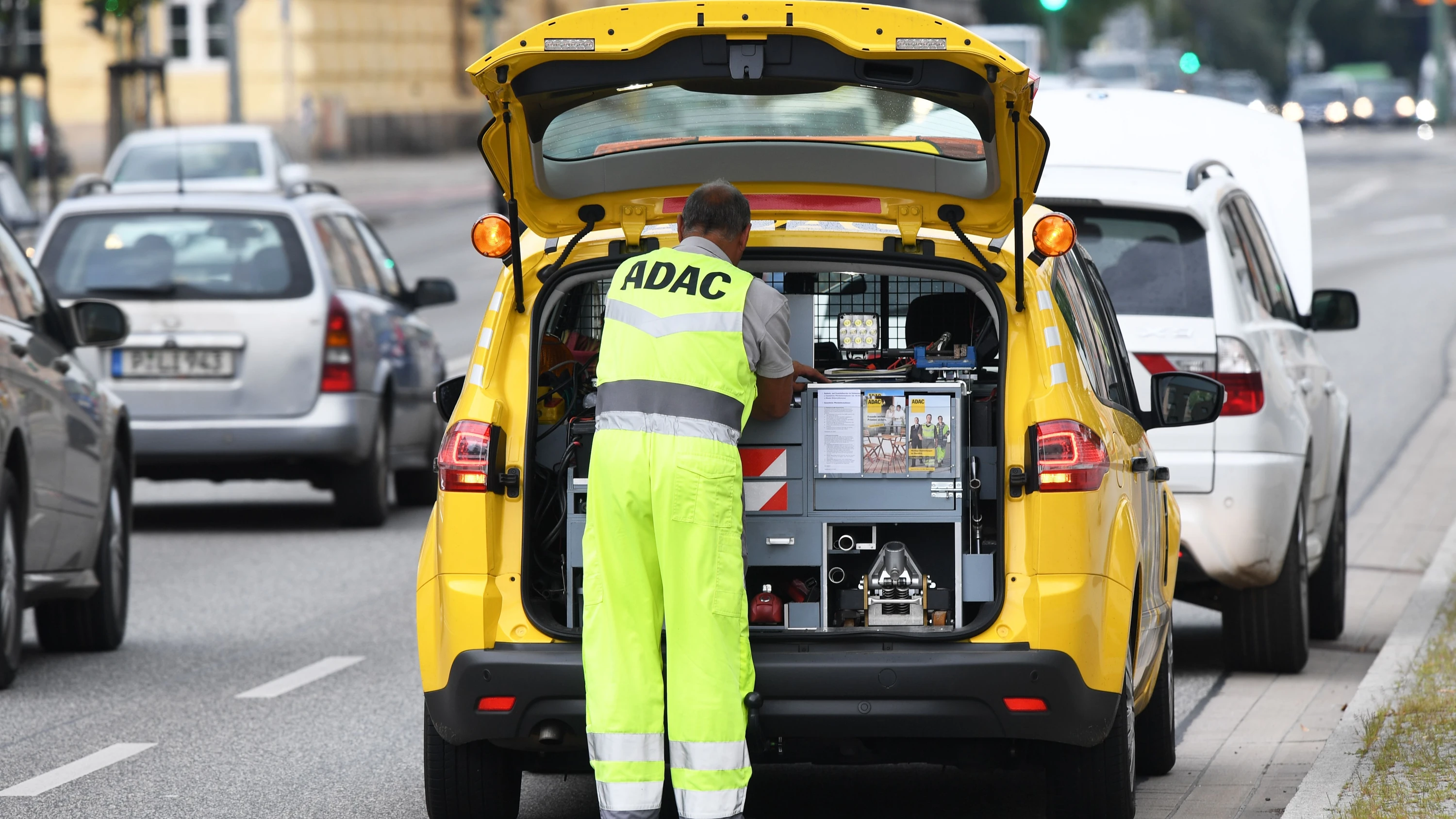 Wenn es nicht mehr weitergeht: Ein Pannenhilfsfahrzeug des ADAC steht auf einer Straße in Potsdam. - dpa