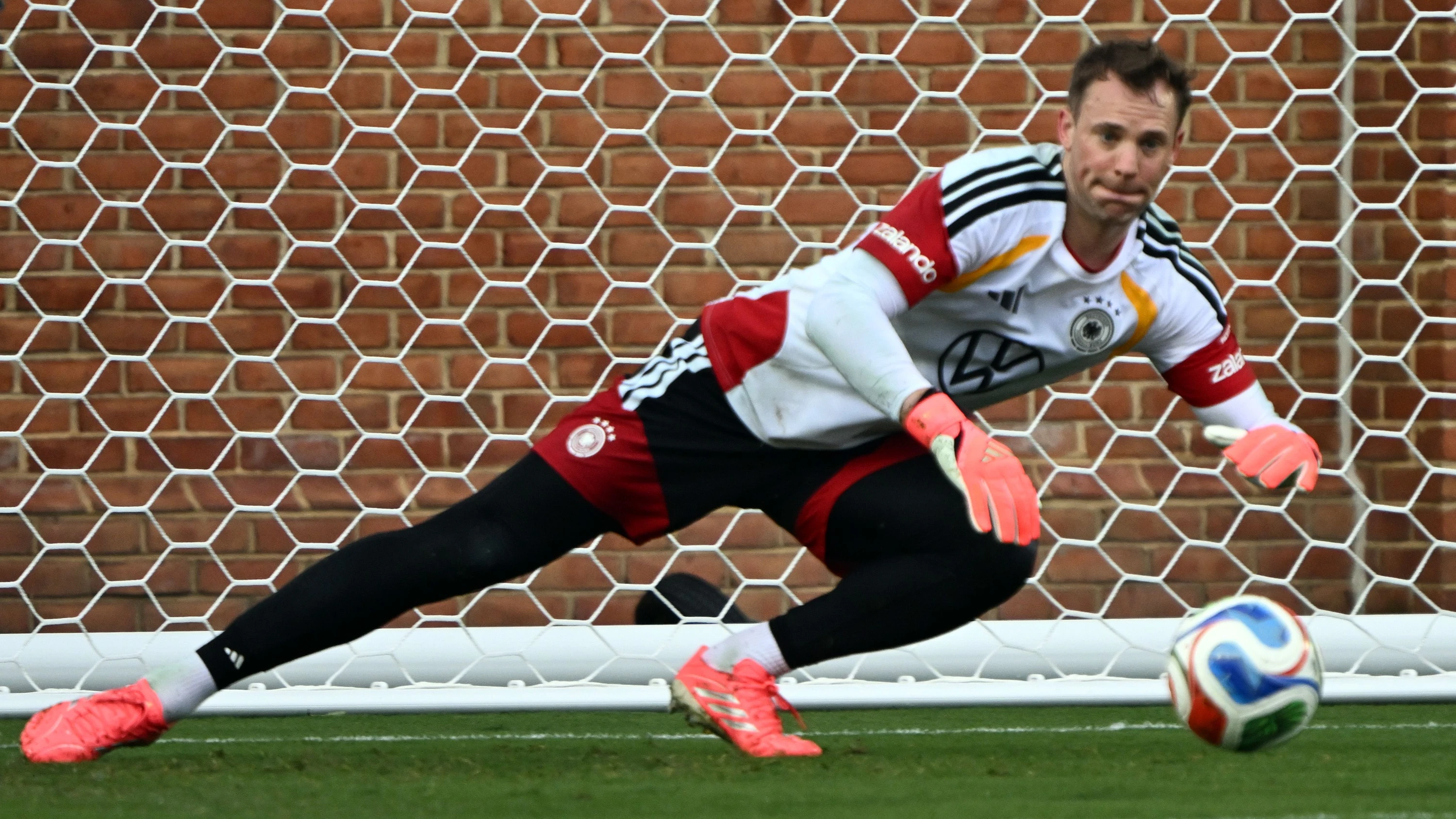 Start in Winston-Salem: Neuer vor Punktlandung – 3000 Fans b