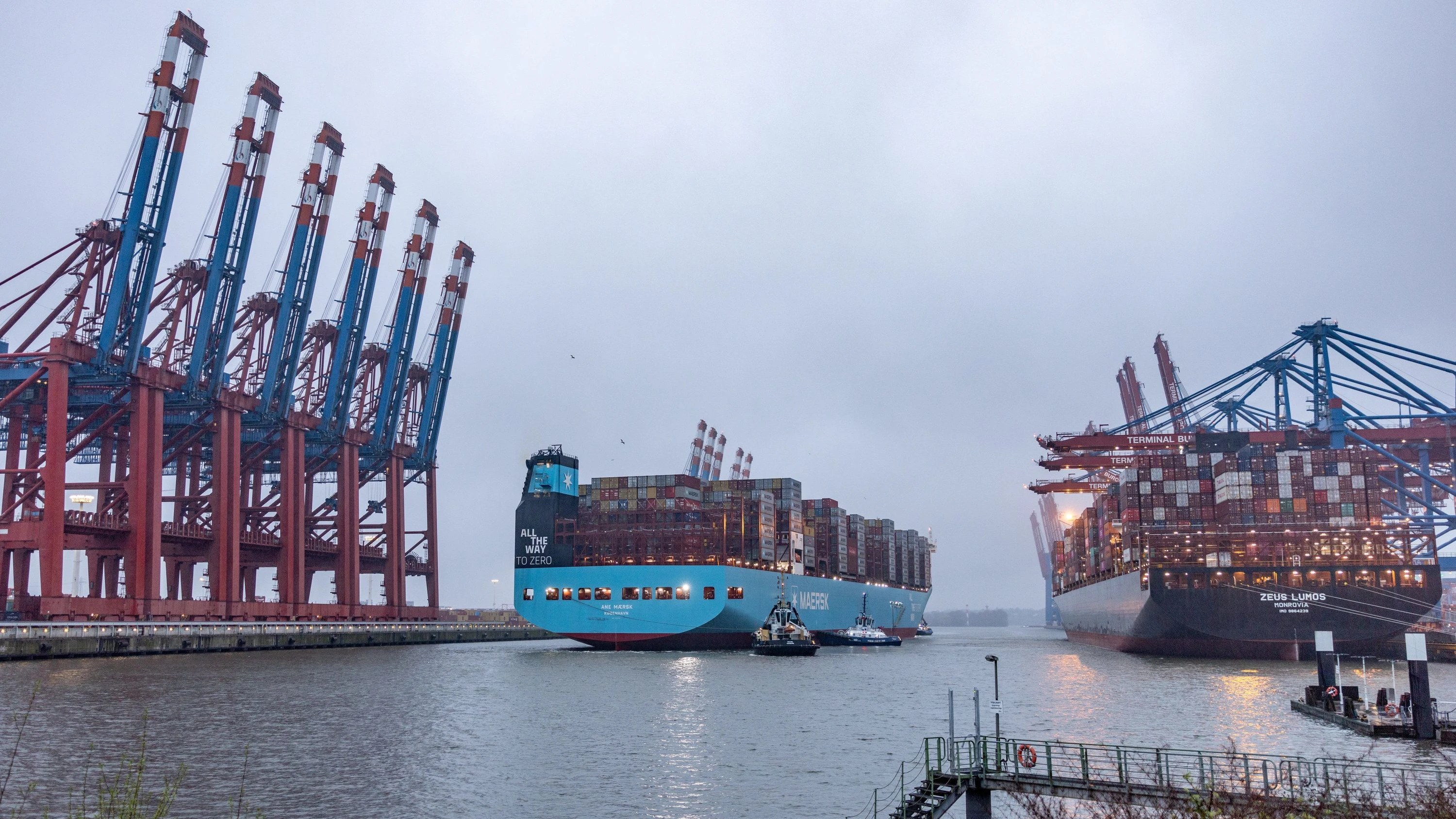 „All the way to zero“: das mit grünem Methanol betriebene Containerschiff Ane Maersk der dänischen Reederei Maersk beim Anlegen im Hamburger Hafen - dpa