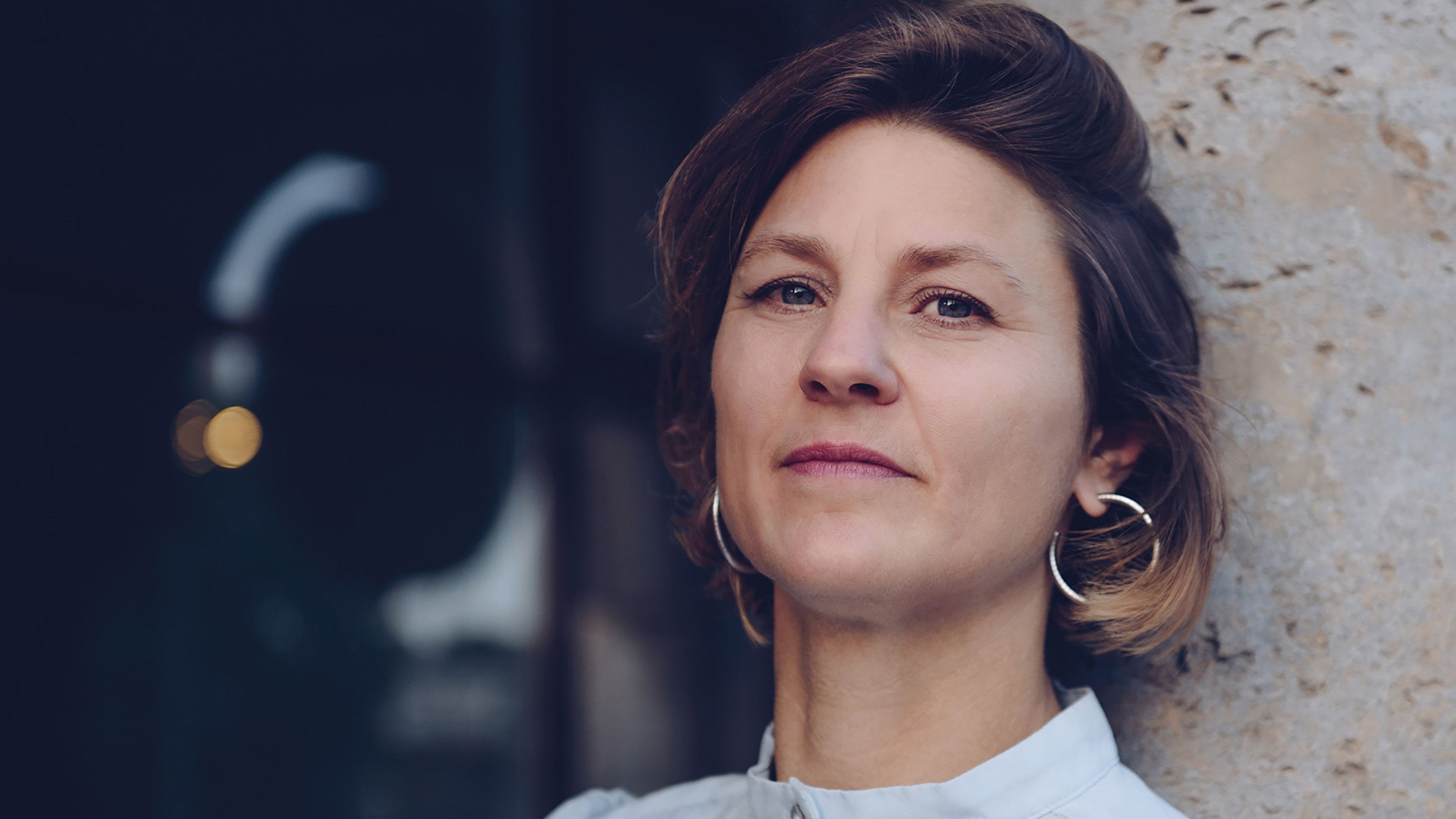 Ich kann hier nicht bleiben: Dita Zipfel über „Es ist hell und draußen dreht sich die Welt“