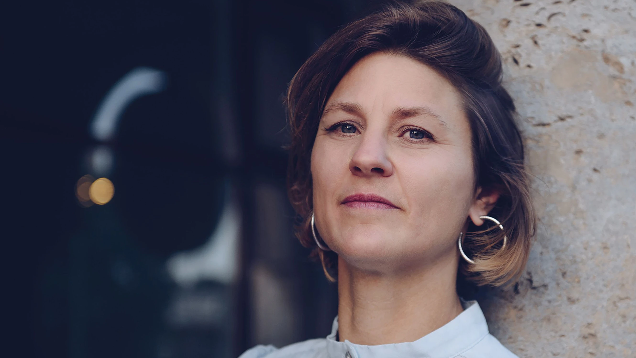 Bücher-Podcast: Ich kann hier nicht bleiben: Dita Zipfel über „Es ist hell und draußen dreht sich die Welt“