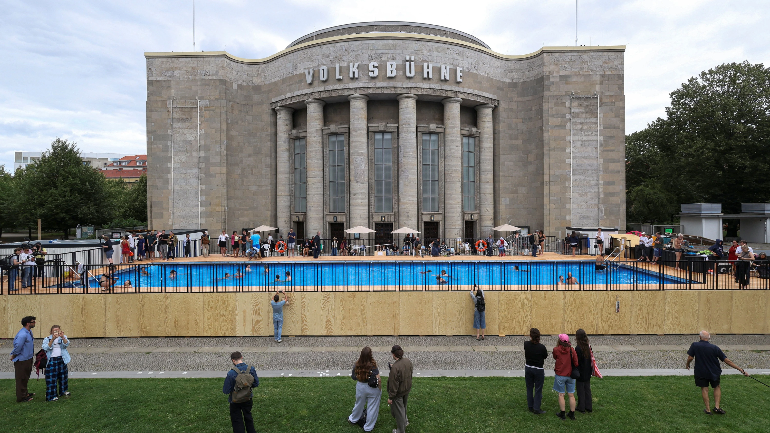 Temporäres Schwimmbad: Berliner Volksbühne sagt Veranstaltung wegen Sicherheitsbedenken ab Temporäres Schwimmbad: Berliner Volksbühne sagt Veranstaltung wegen Sicherheitsbedenken ab