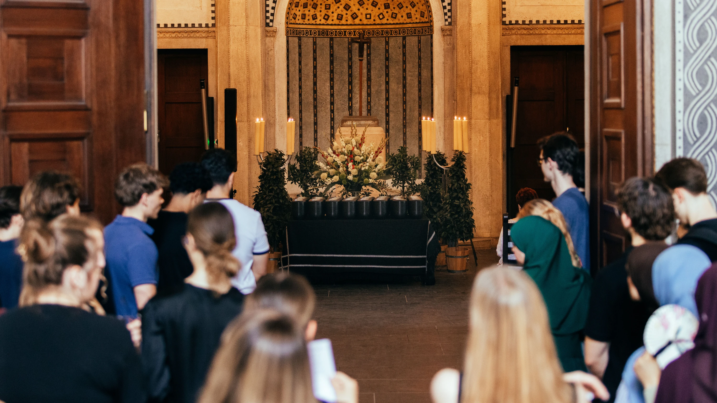 Abschiedszeremonie: Studierende der Uniklinik Frankfurt besuchen gemeinsam mit Angehörigen den Trauergottesdienst für verstorbene Körperspender. - Ben Kuhlmann