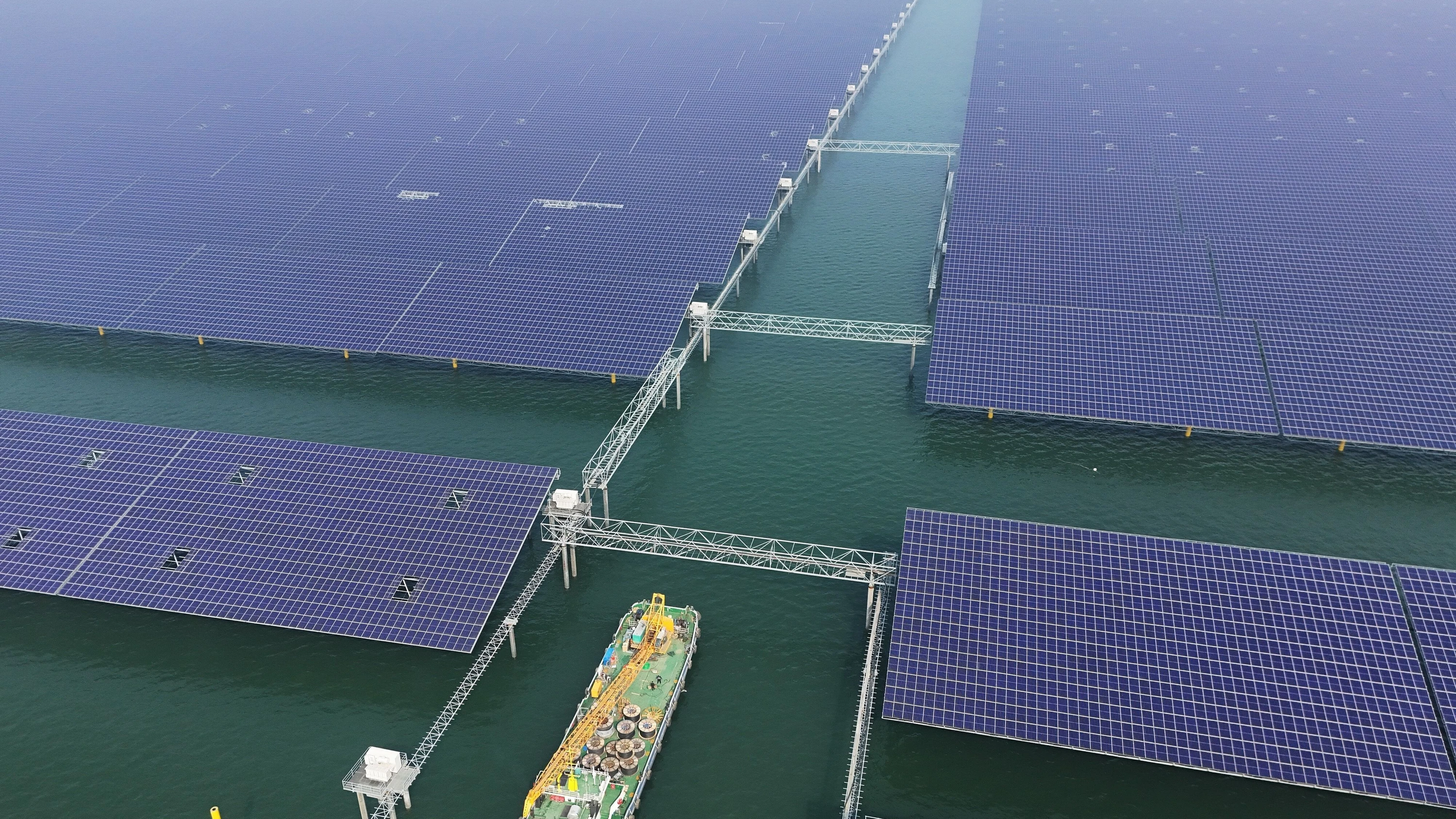 Und wie finden die Seevögel das? Eine 400-Megawatt-Offshore-Solarfarm in der ostchinesischen Provinz Shandong soll im Endausbau 644 Hektar bedecken. - ddp