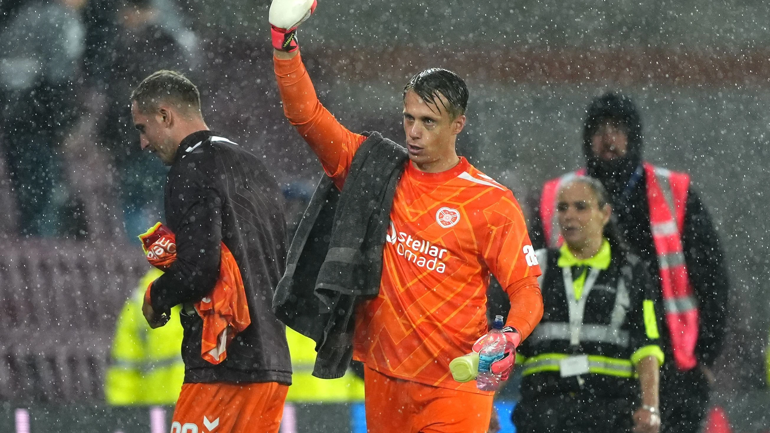 Im Juli in Edinburgh: Alexander Schwolow verabschiedet sich von den Fans. - dpa
