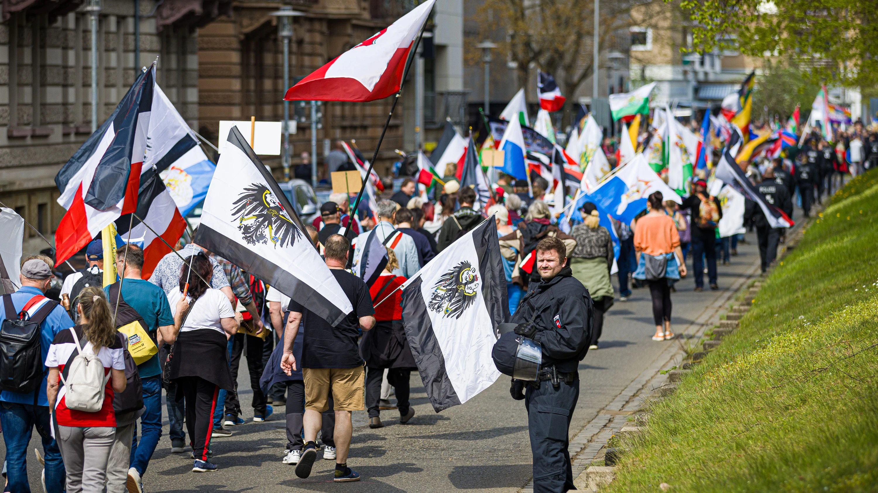 Auch in Braunschweig ist das Reichsbürgernetzwerk schon marschiert. Im April 2026 fand in der niedersächsischen Stadt ein Treffen mit etwa 360 Teilnehmern statt. - dpa