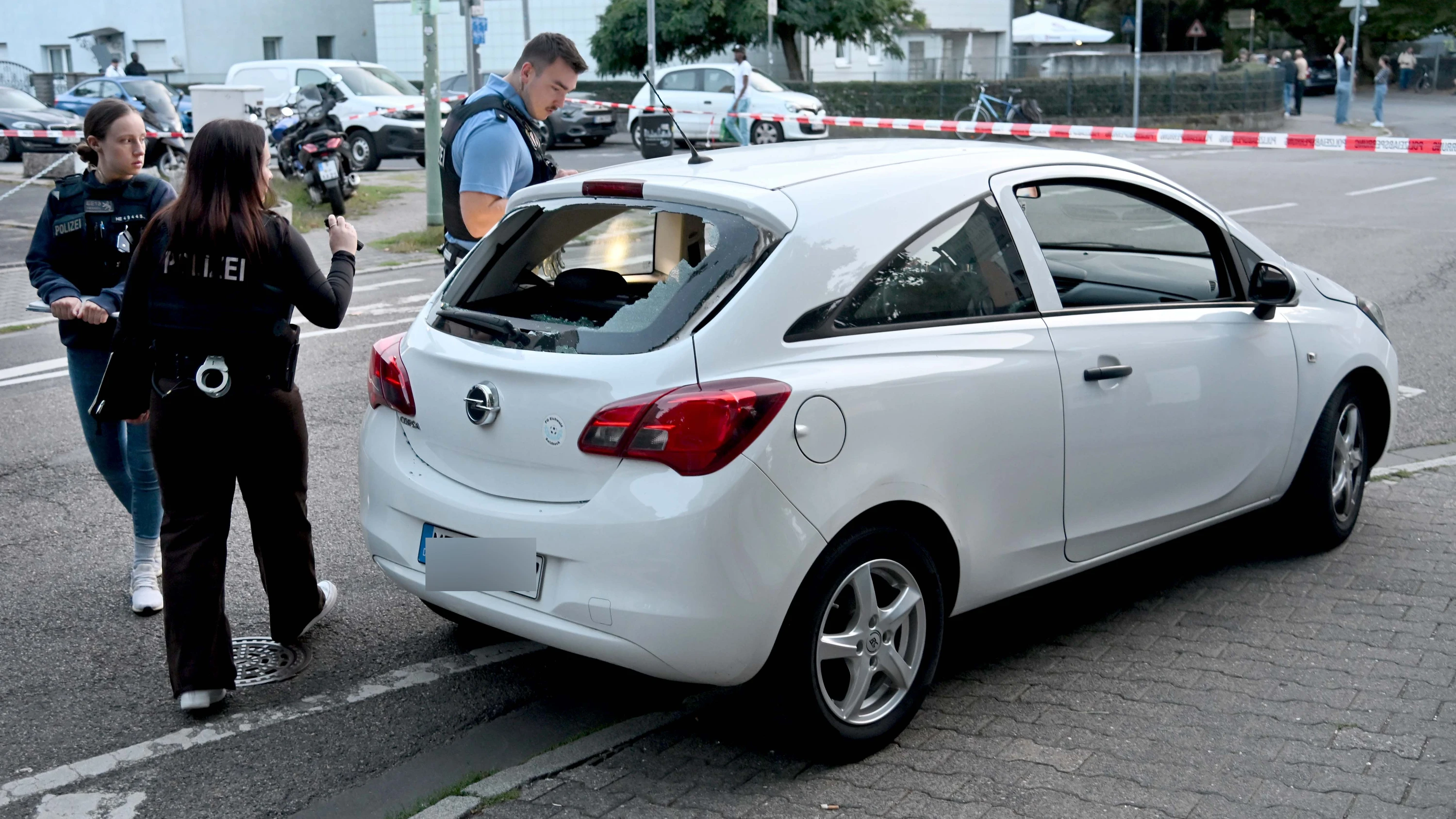 Polizei fahndet: Unbekannter gibt mehrere Schüsse auf Fahrzeug in Frankfurt ab