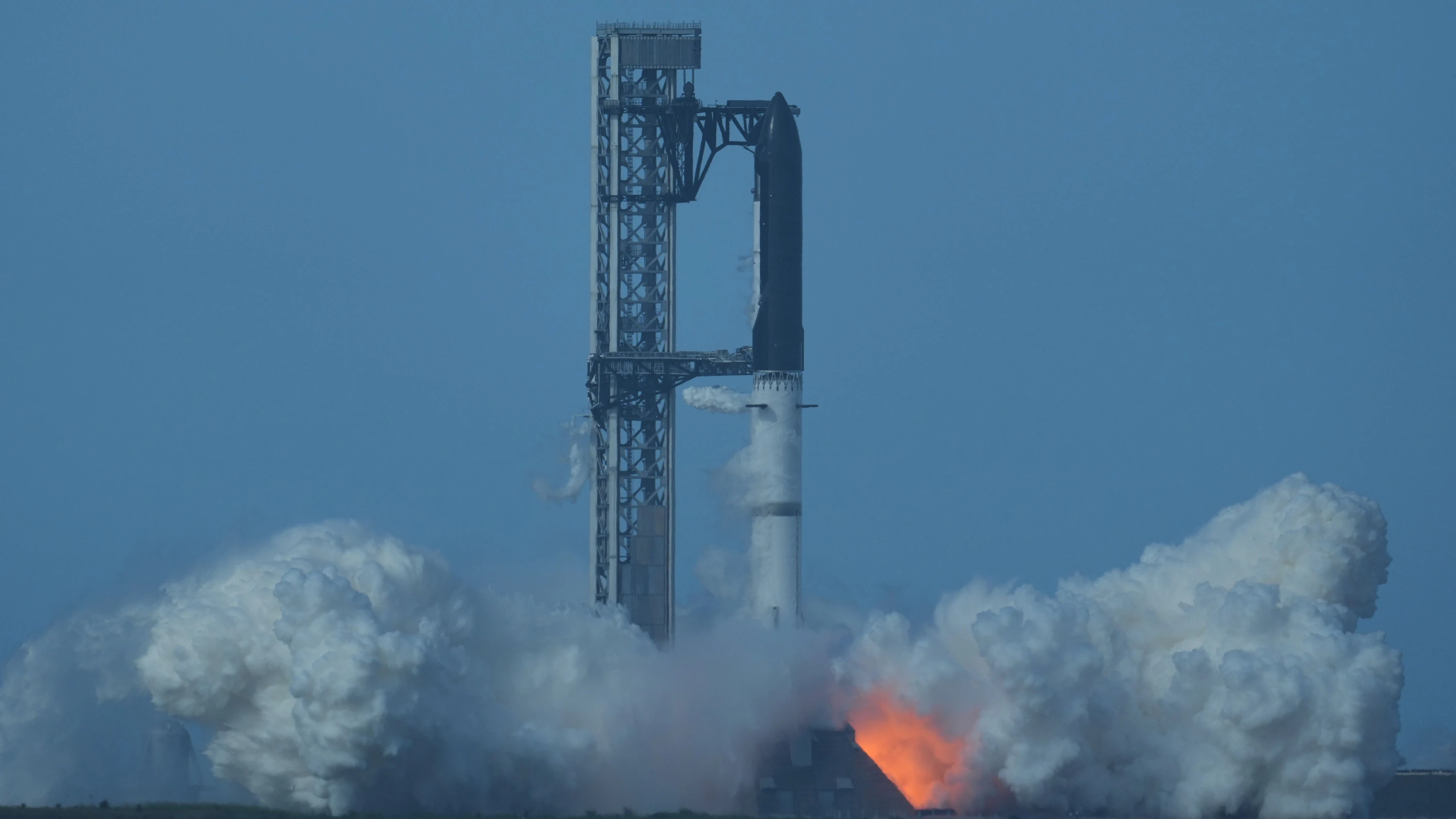 Die Rakete «Starship» von SpaceX beginnt mit dem Start, der jedoch abgebrochen wird. - dpa