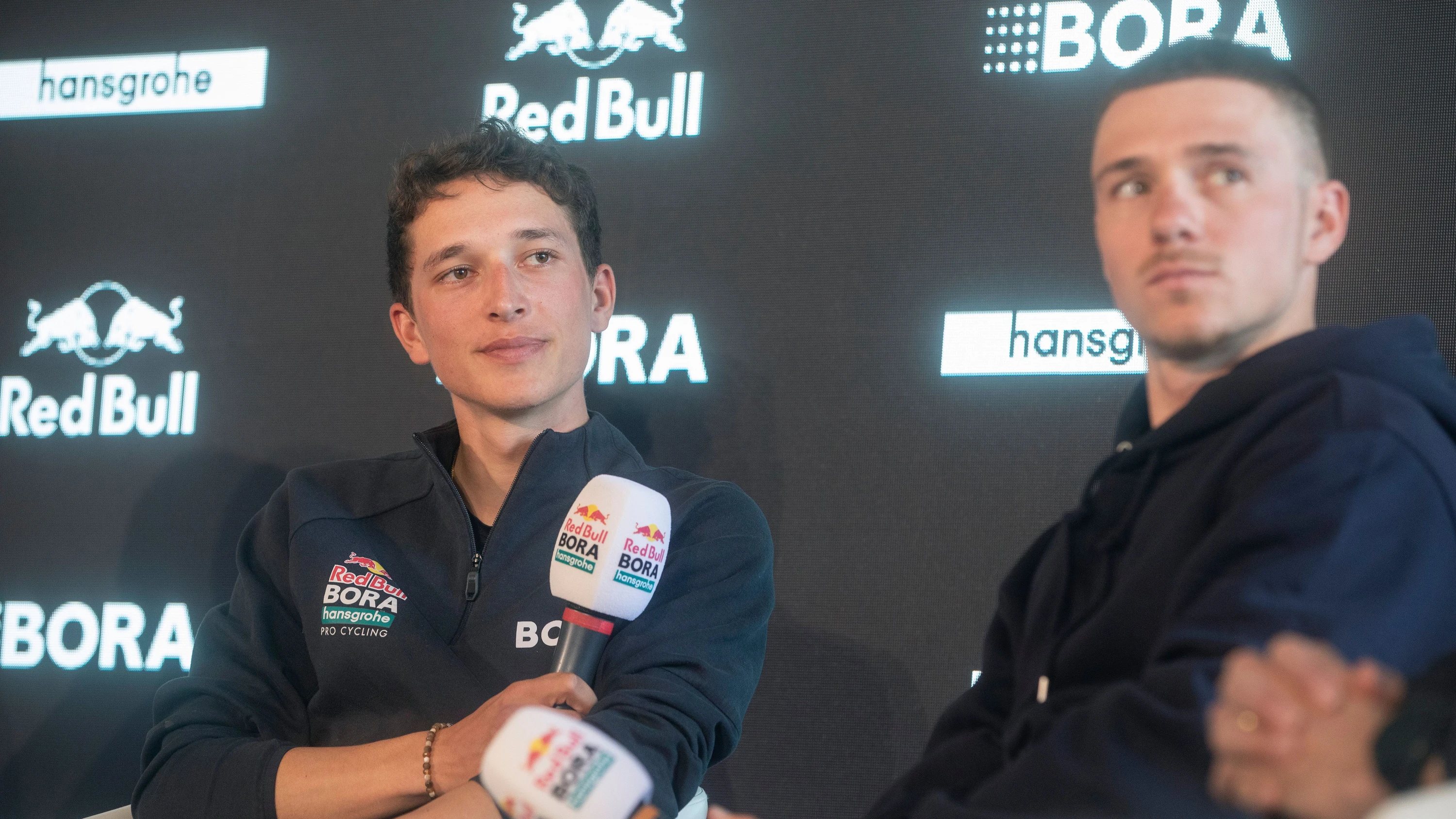 Misstöne in der Doppelspitze: Florian Lipowitz und Remco Evenepoel während einer Pressekonferez - dpa