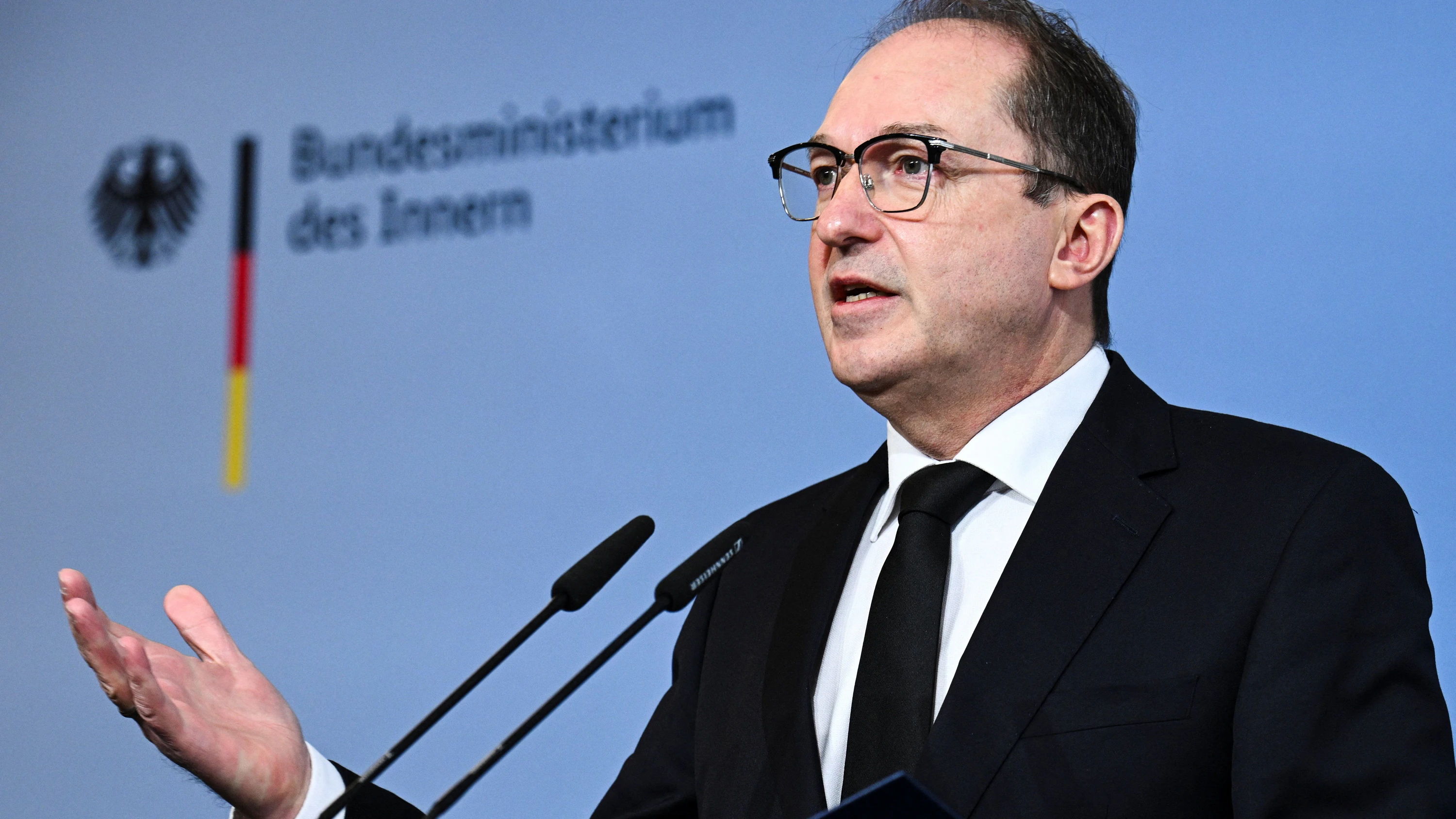 Deutschland-Blog: Dobrindt: Bund setzt eine Million Euro für Hinweise auf Vulkangruppe aus