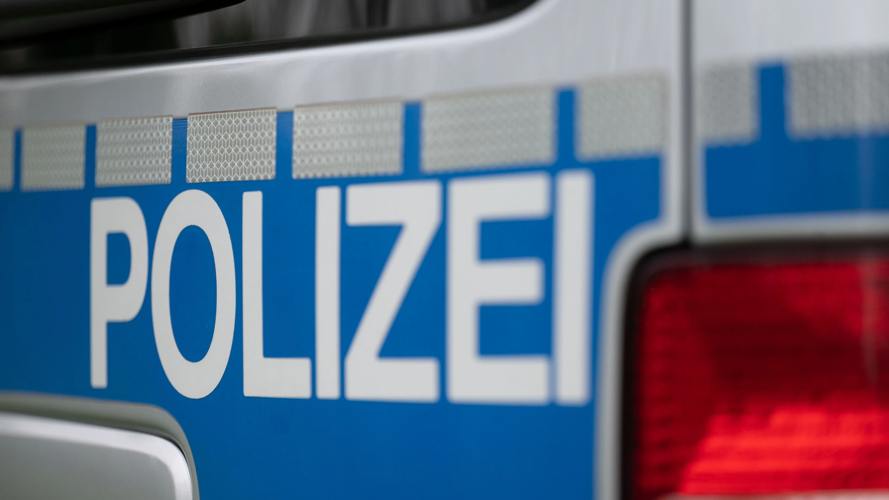 Staatsschutz ermittelt: 23 Jahre alter Mann bei einem Angriff lebensgefährlich verletzt Staatsschutz ermittelt: 23 Jahre alter Mann bei einem Angriff lebensgefährlich verletzt