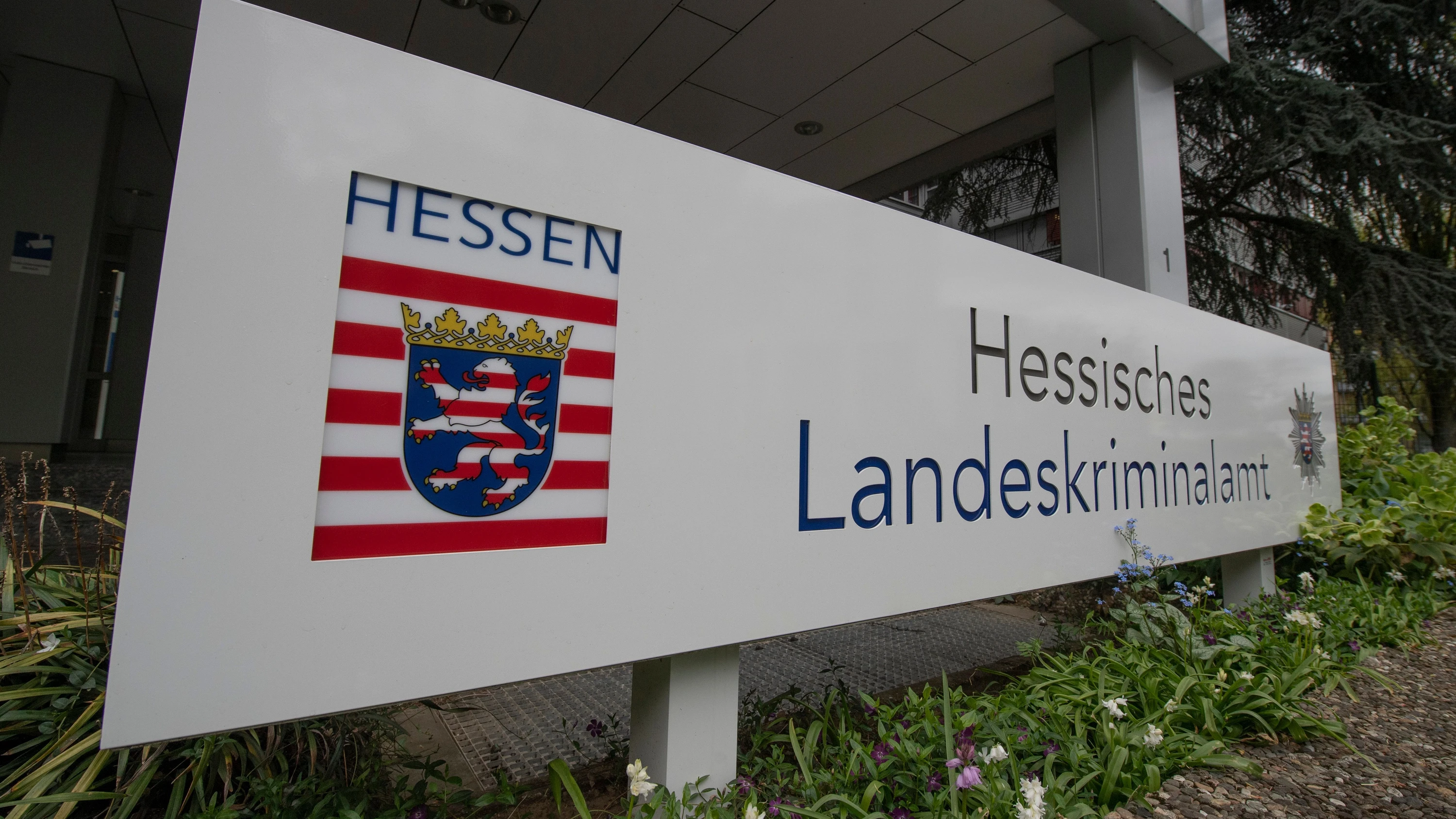 ARCHIV - 04.05.2021, Hessen, Wiesbaden: Die Zentrale des Hessischen Landeskriminalamtes (LKA) in Wiesbaden. (zu dpa: «Cold Case um Mädchenleiche im Main nach 25 Jahren gelöst») Foto: Boris Roessler/dpa +++ dpa-Bildfunk +++ - dpa