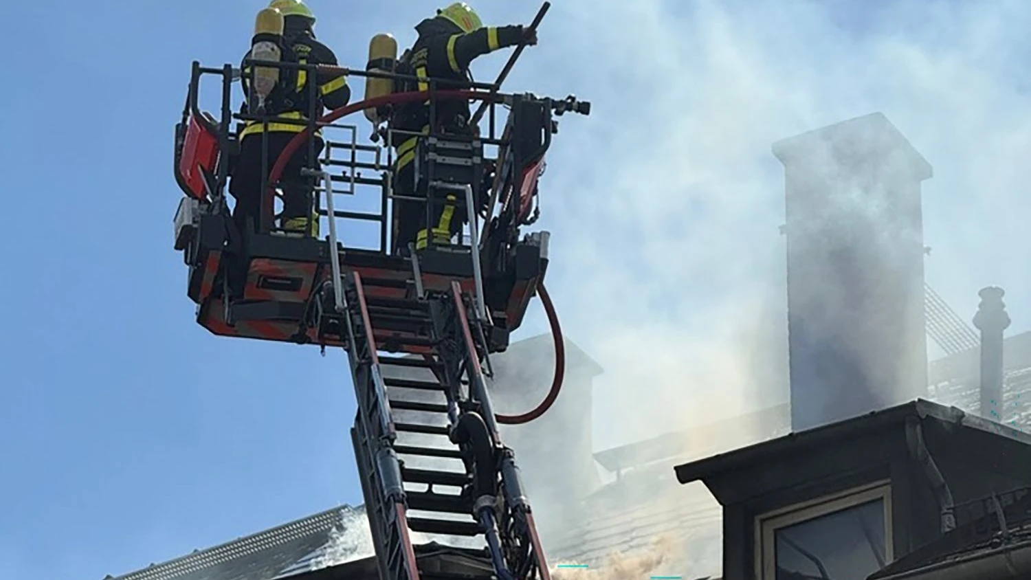 Feuerwehrleute bekämpfen den Brand in einem Wohnhaus im Frankfurter Gallusviertel von einer Drehleiter aus. - dpa