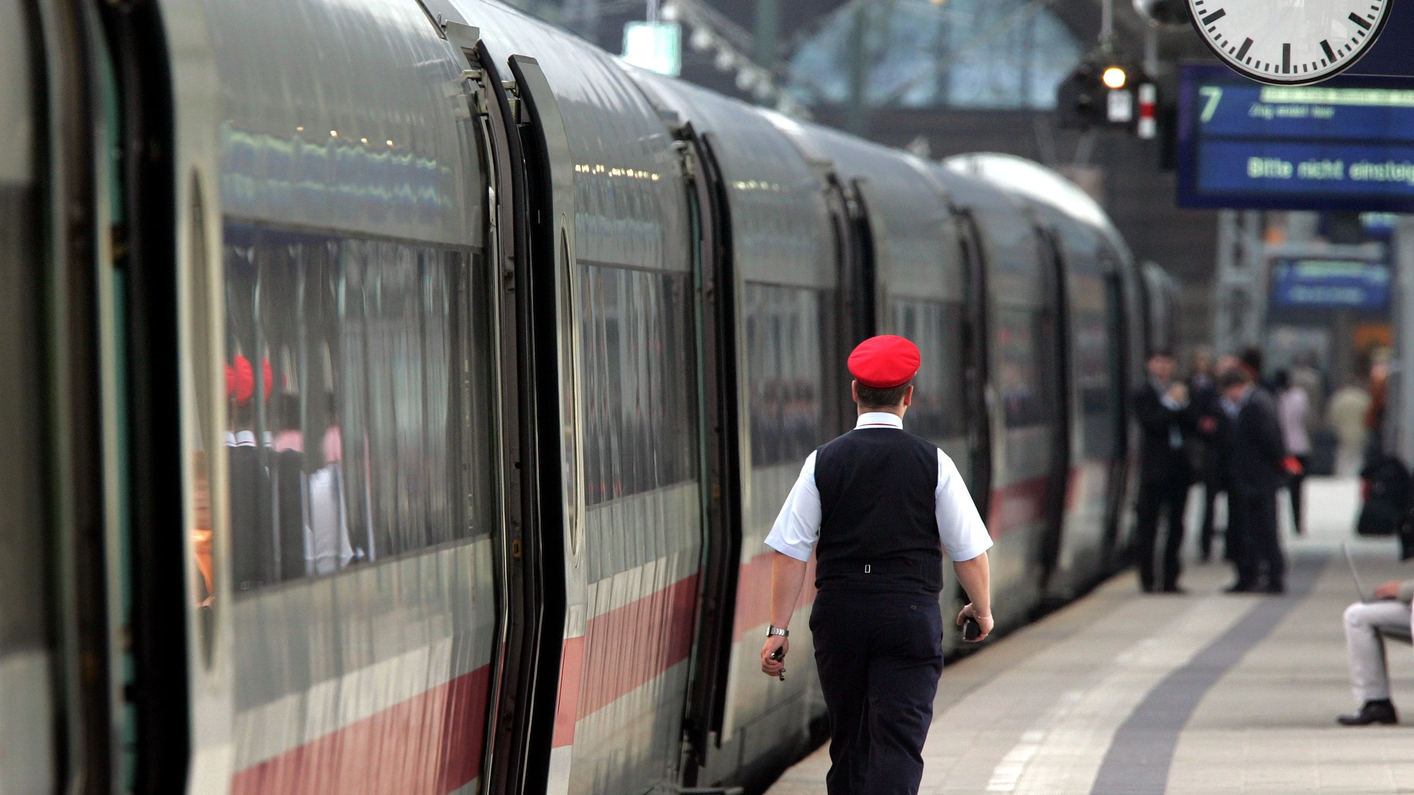 Bei Fahrscheinkontrolle: Passagier verletzt Zugbegleiter lebensbedrohlich Bei Fahrscheinkontrolle: Passagier verletzt Zugbegleiter lebensbedrohlich