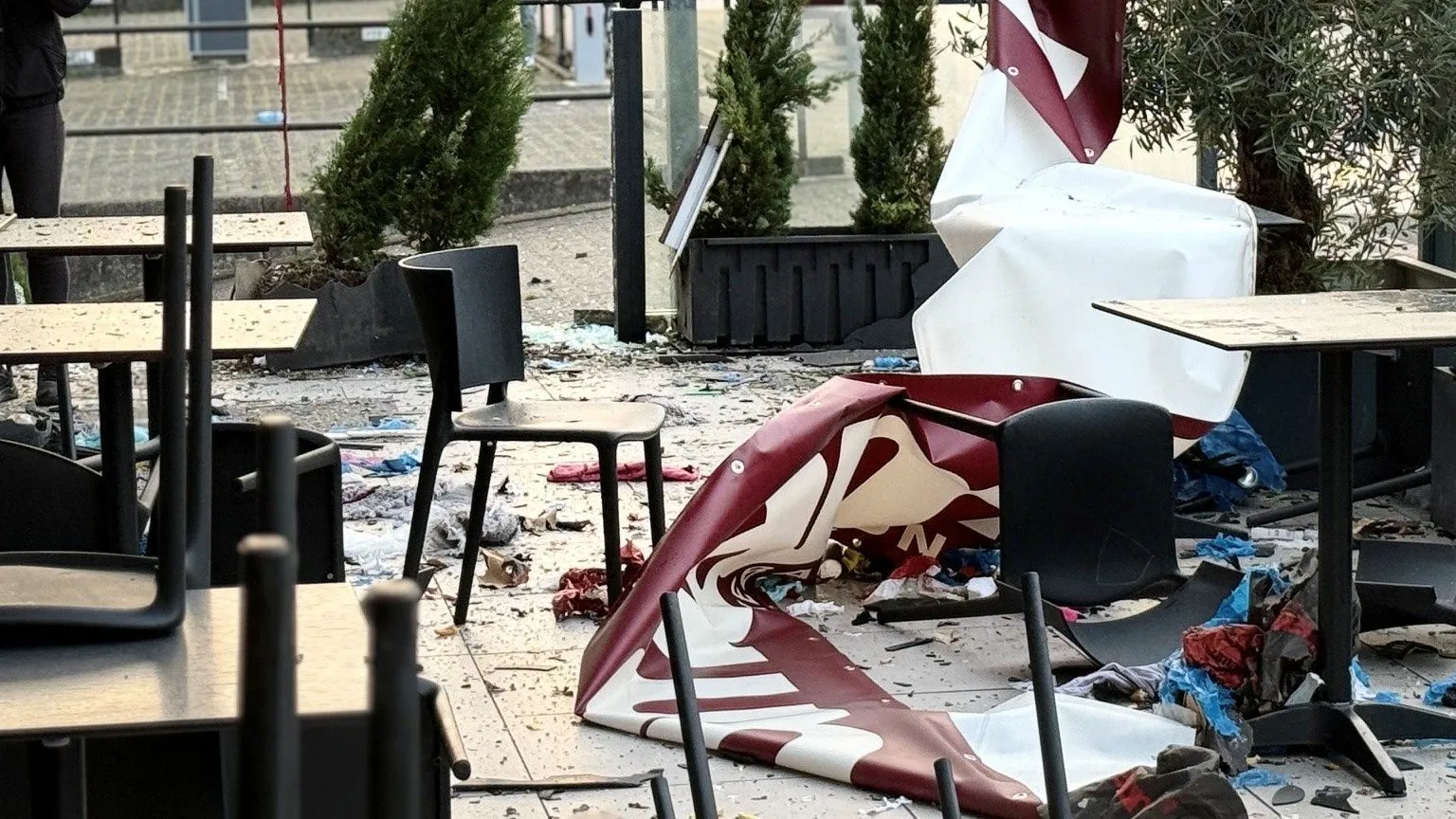 Sprengsatz gelegt: Explosion vor Döner-Laden in Hofheim
