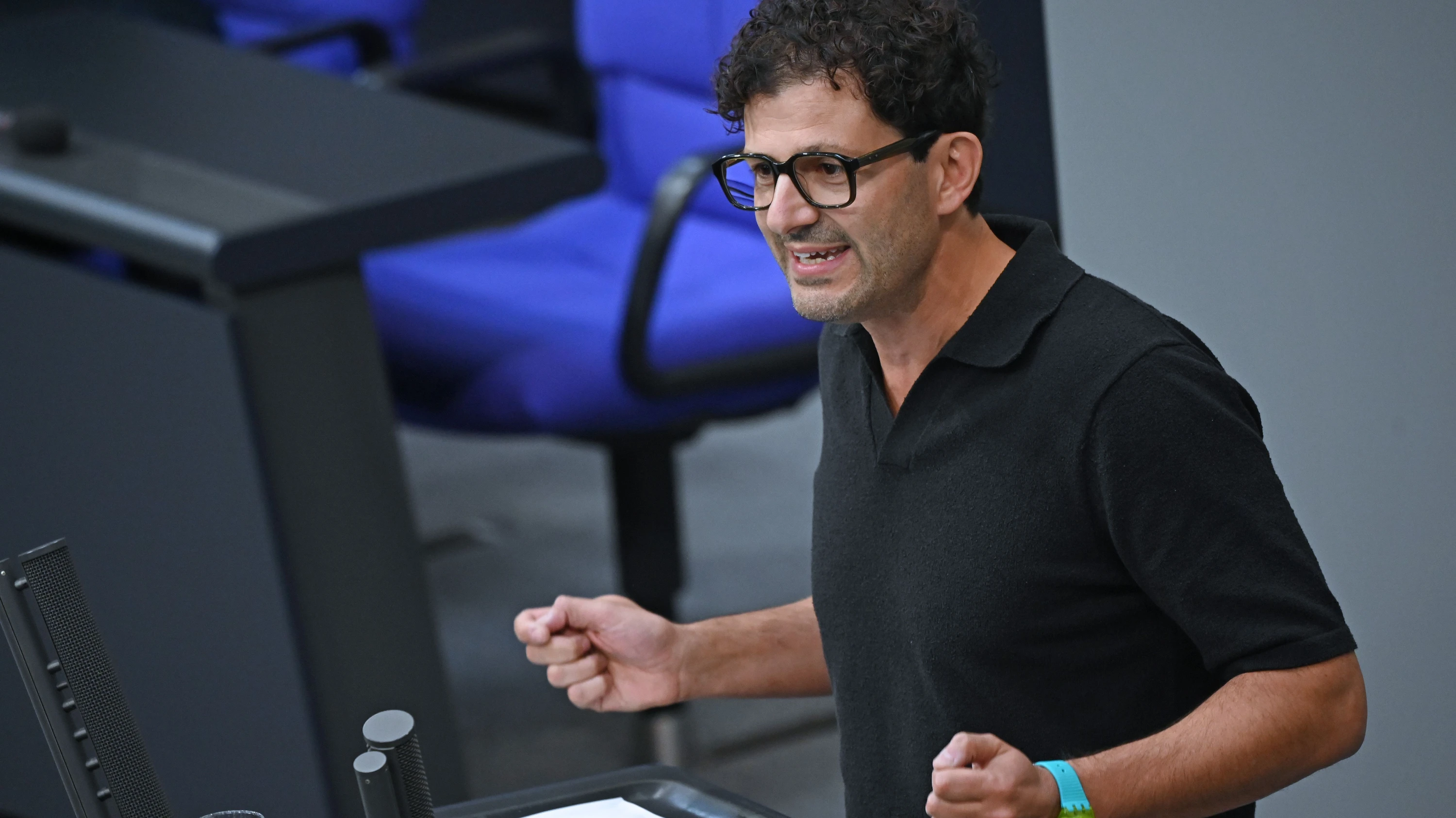 Luigi Pantisano spricht bei der Sitzung des Bundestags im vergangenen September. - dpa