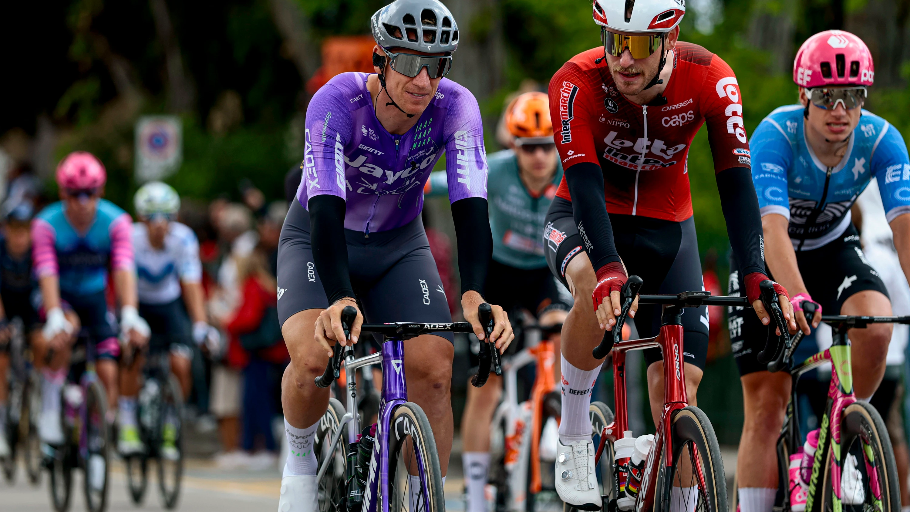 Der Giro d'Italia bietet viel Abwechslung: Jonas Rutsch (Mitte) neben Pascal Ackermann (links) - Roth / SCA
