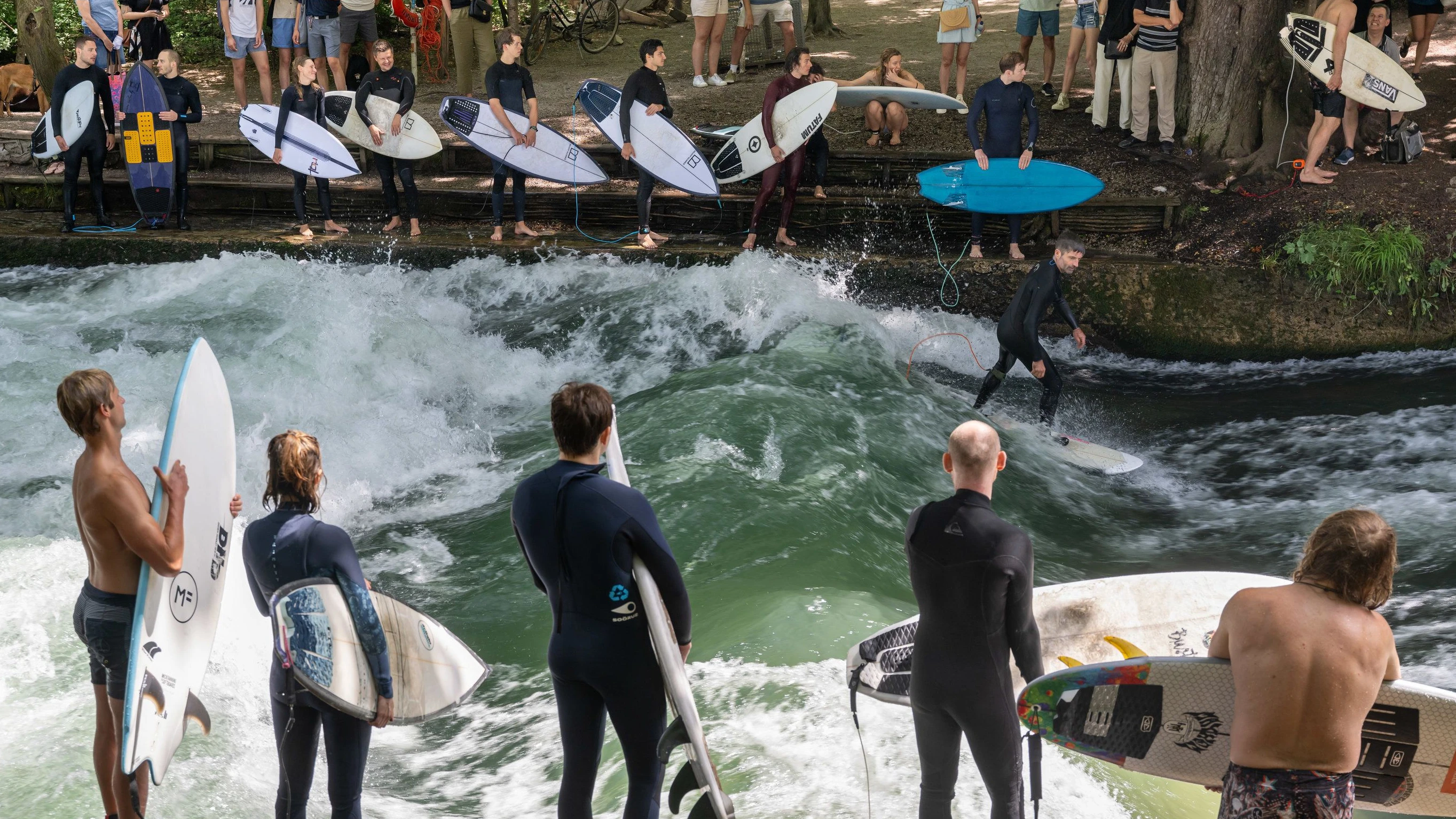 Münchner Eisbach: Unperfekte Welle