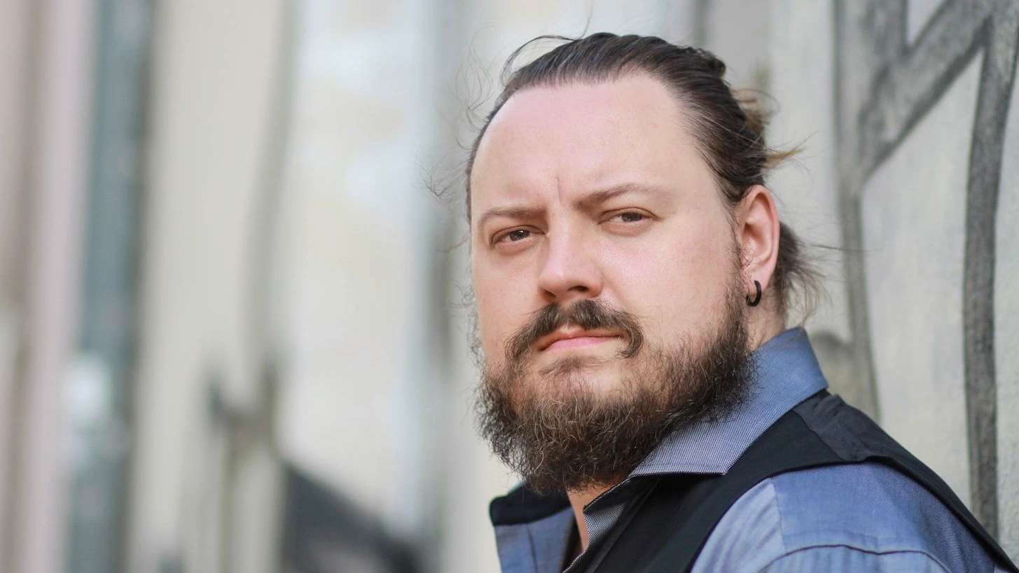 Bücher-Podcast: Wenn die Mutter spricht: Martin Piekar über seinen Roman „Vom Fällen eines Stammbaums“