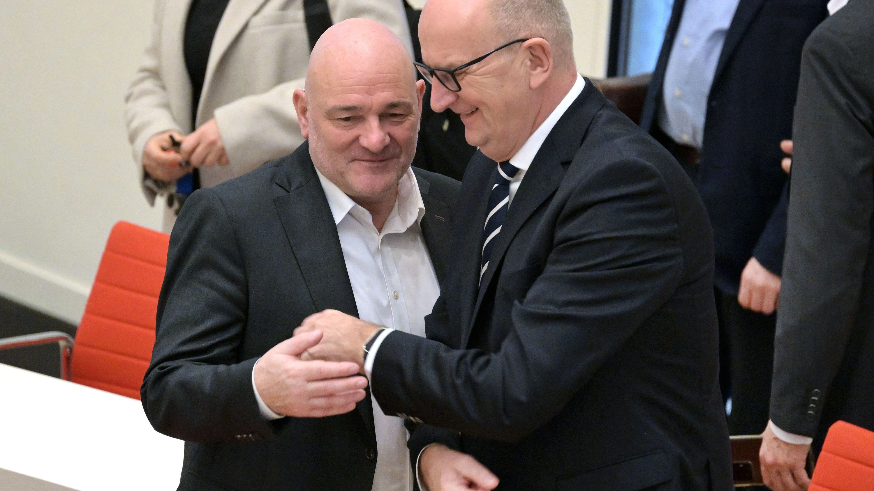 Liveblog Bundespolitik: Zwei weitere Abgeordnete verlassen BSW – Koalition in Brandenburg verliert Mehrheit Liveblog Bundespolitik: Zwei weitere Abgeordnete verlassen BSW – Koalition in Brandenburg verliert Mehrheit