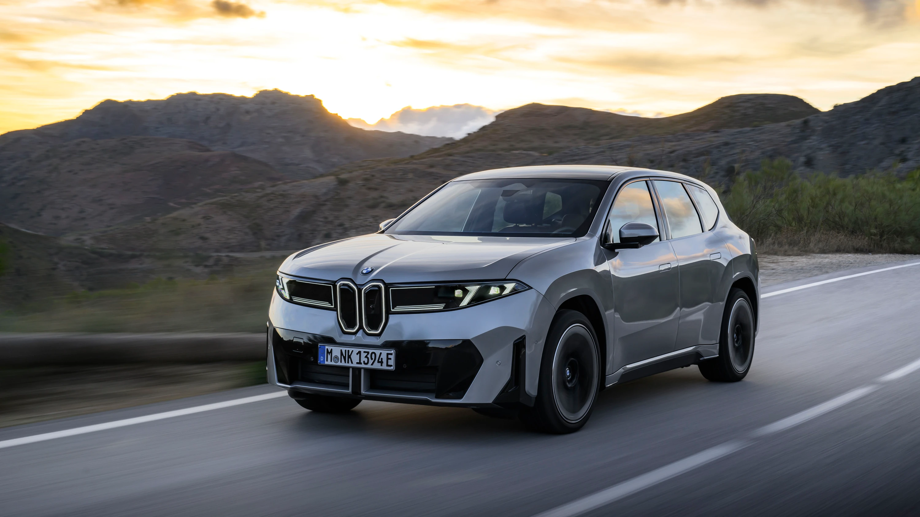 Über die französische Autobahn, kurvige Landstraßen und durch dichten Stadtverkehr: Wo sich die KI im neuen BMW iX3 wirklich bewährt. - BMW