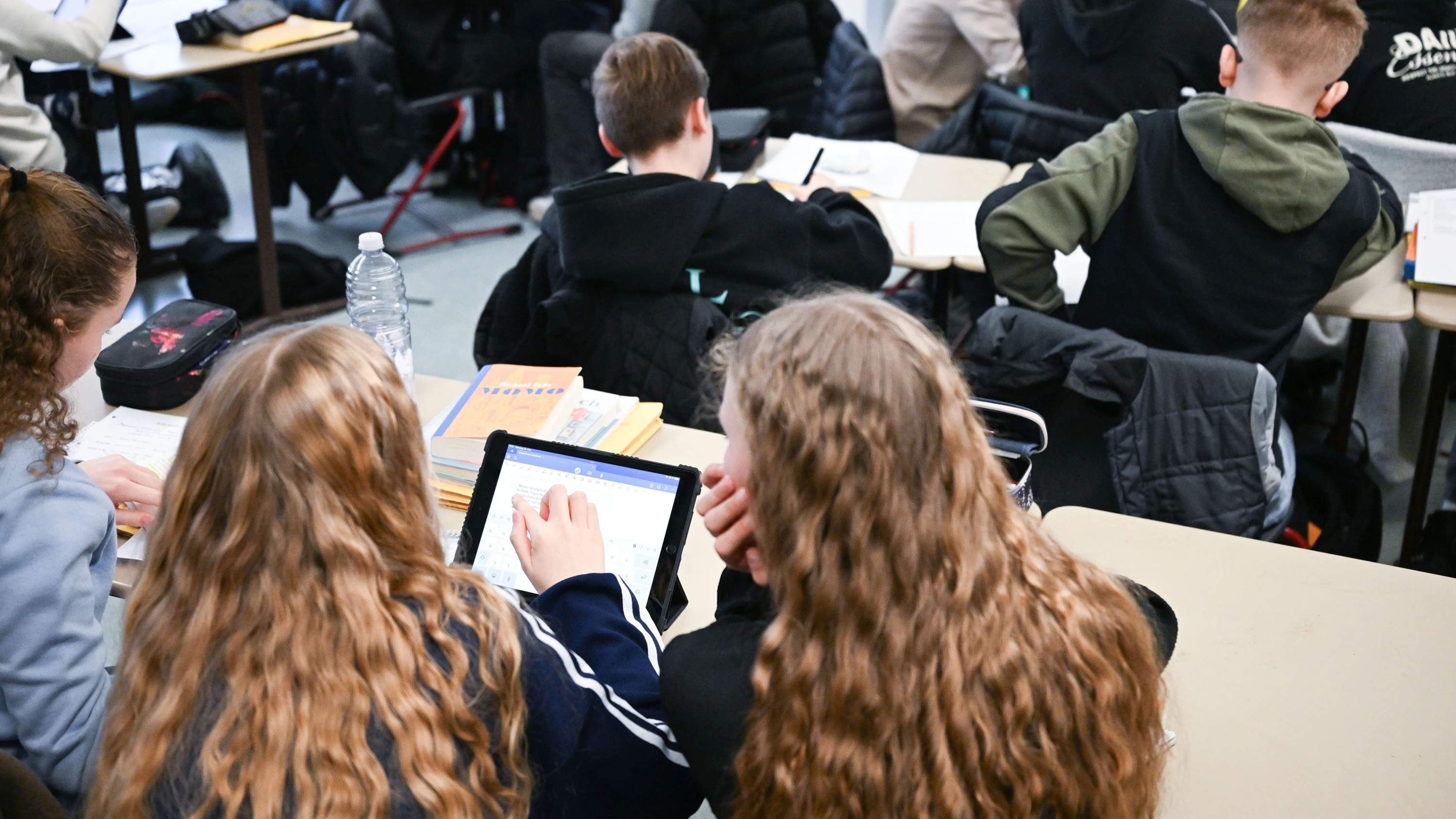 Achtklässler arbeiten in der Schule mit dem Tablet: Wie gut das klappt, hängt auch vom Elternhaus ab. - dpa