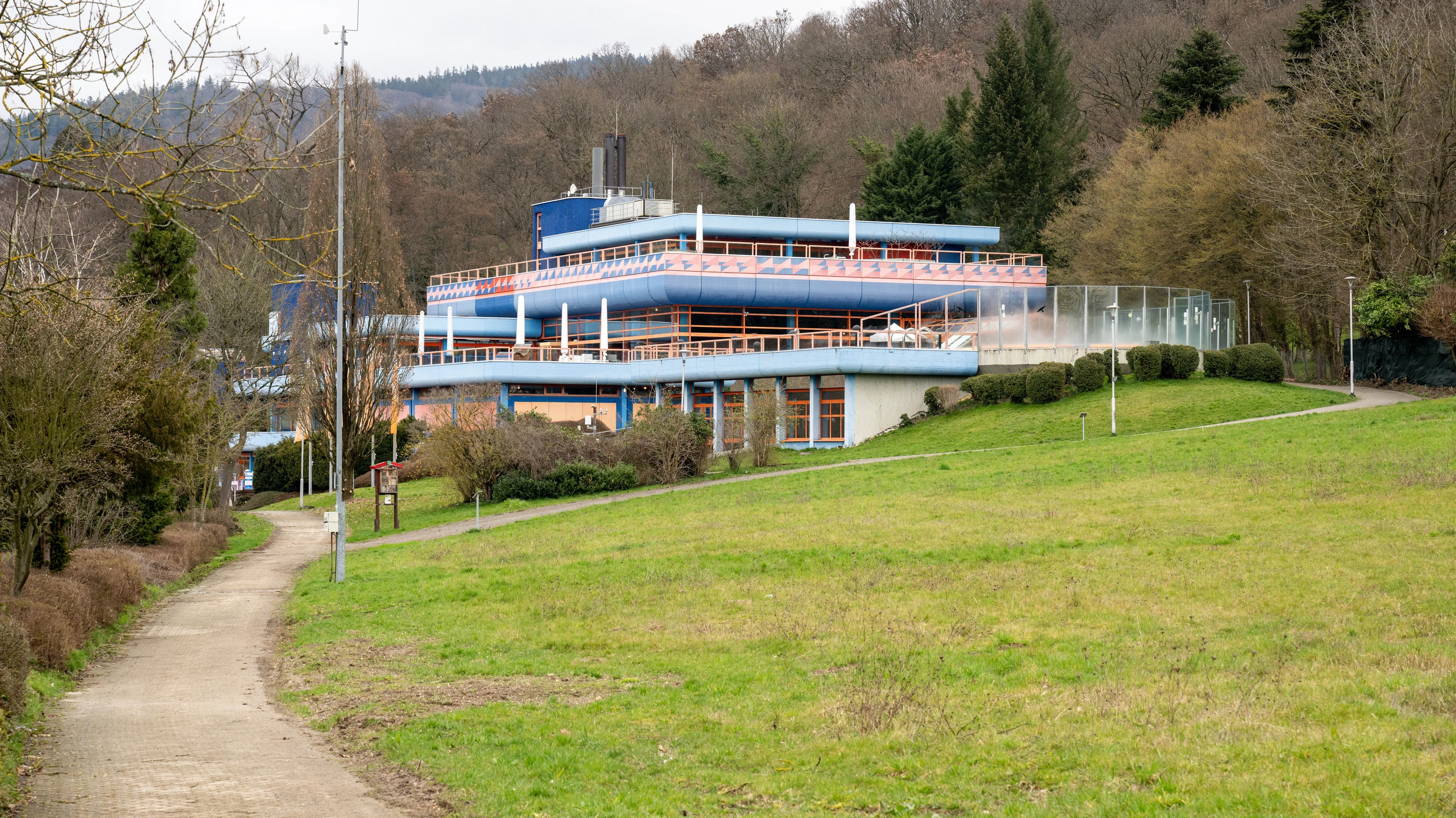 Kurbad Königstein: Die Stadt im Taunus darf sich jetzt auch auf dem Ortsschild als Kurort bezeichnen. - Wonge Bergmann
