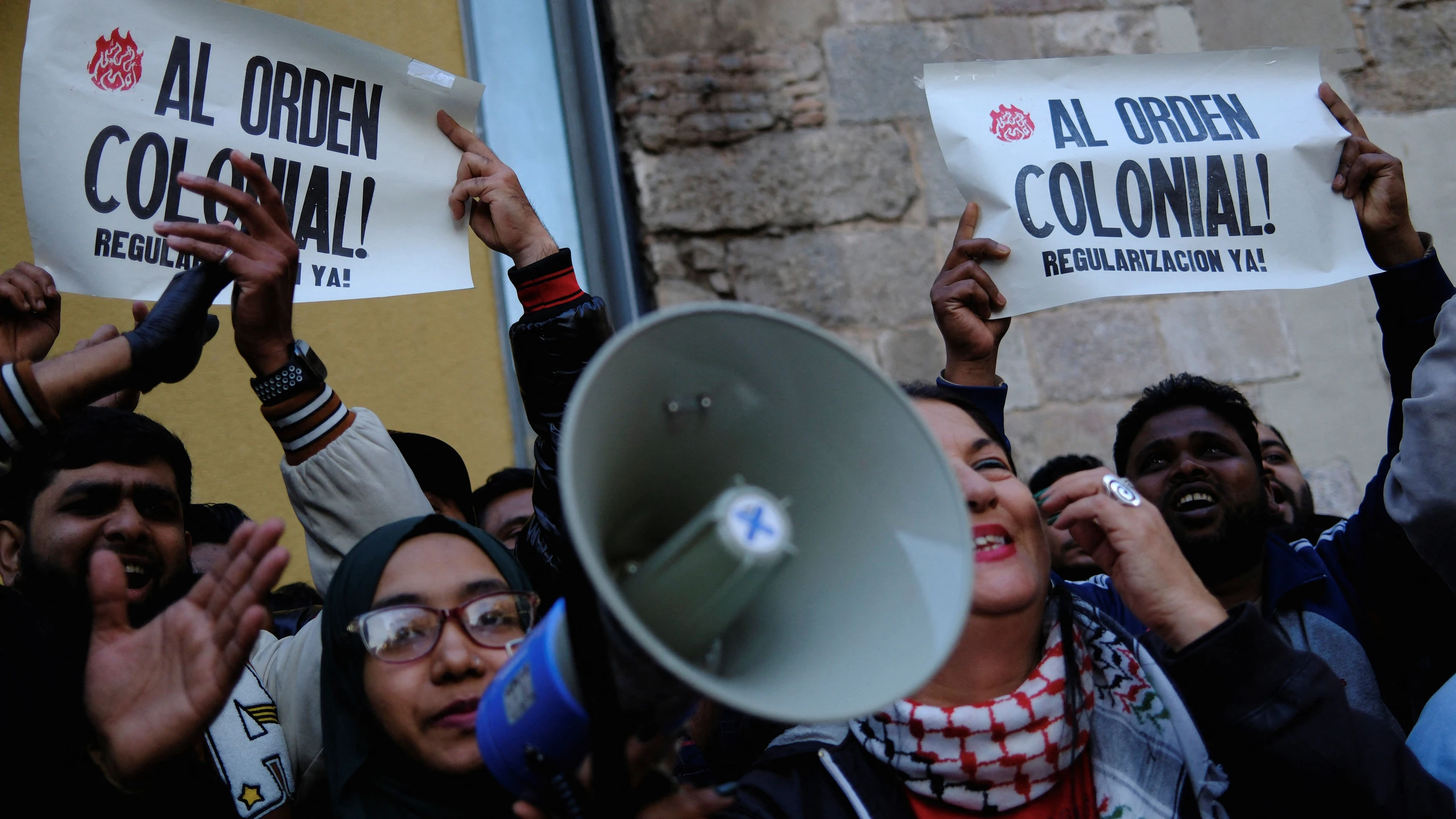 Bild: behörden drohen mit Streik: Migranten feiern Reform des Ausländerrechts in Spanien