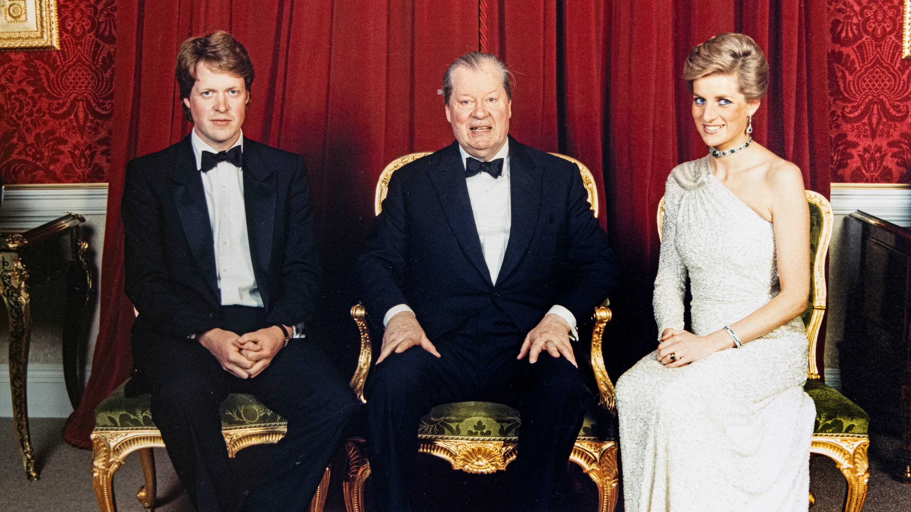 Der Autor mit Vater und Schwester: Charles Spencer (links) und Prinzessin Diana feiern 1989 den 65. Geburtstag des damaligen achten Grafen Spencer. - The Spencer Family