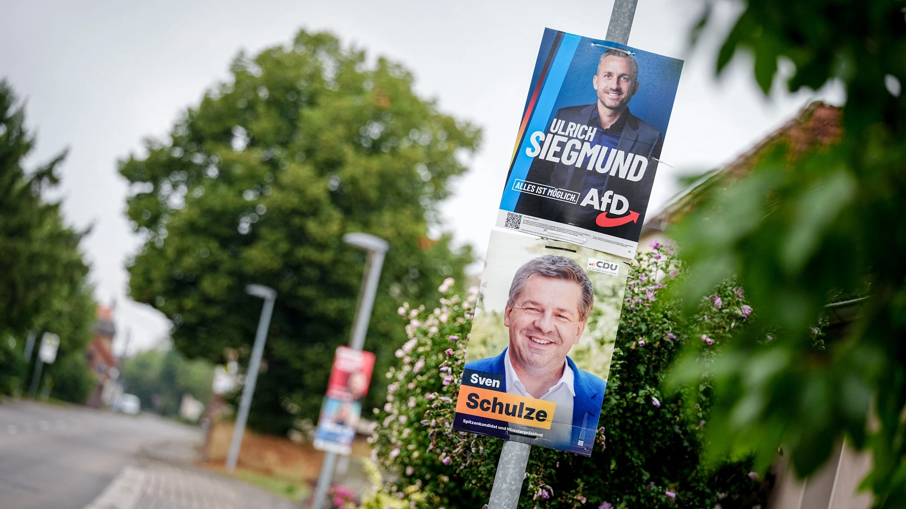 An Straßenlaternen und Zäunen hängen vor einer Wahl immer viele bunte Plakate der verschiedenen Parteien. - dpa