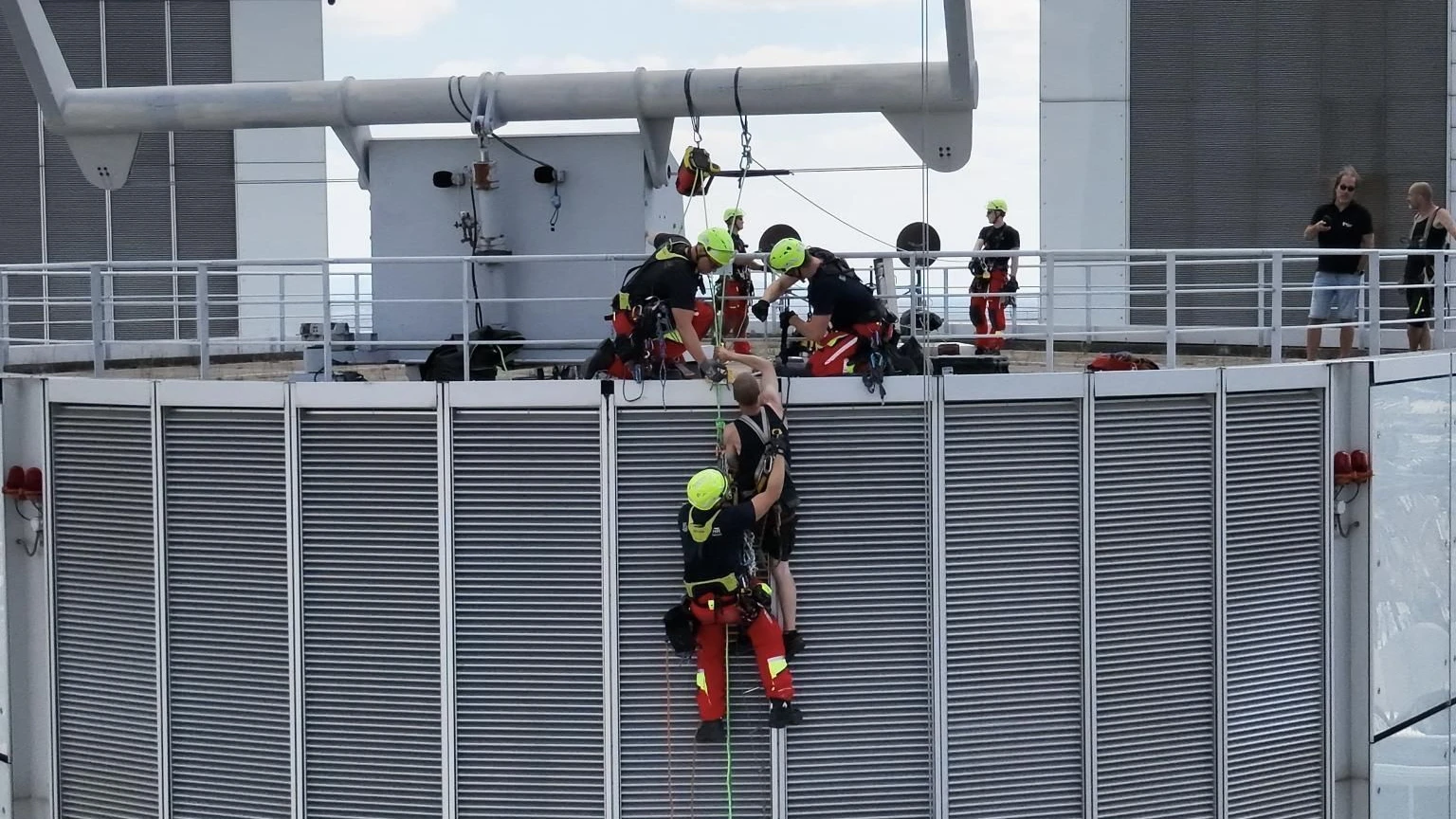 In 240 Metern Höhe: Dramatische Rettungsaktion an Frankfurter Hochhaus