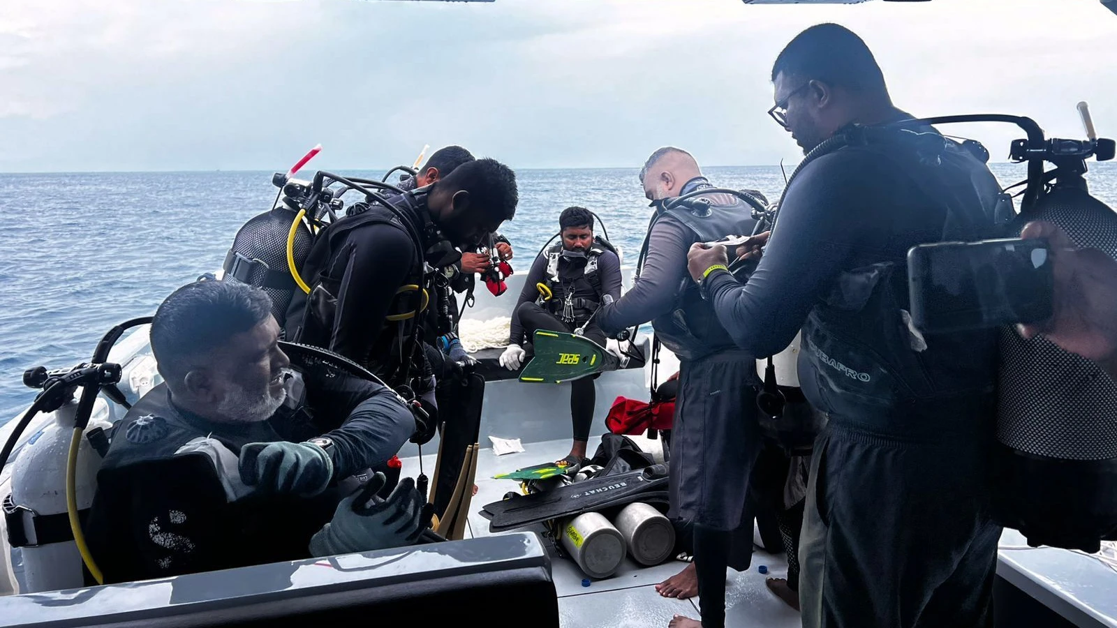 Taucher bereiten sich auf die Suche nach den vier vermissten italienischen Tauchern in der Nähe der Insel Alimathaa im Vaavu-Atoll auf den Malediven vor. Bei einem Tauchunglück auf den Malediven sind fünf Italiener ums Leben gekommen. - dpa